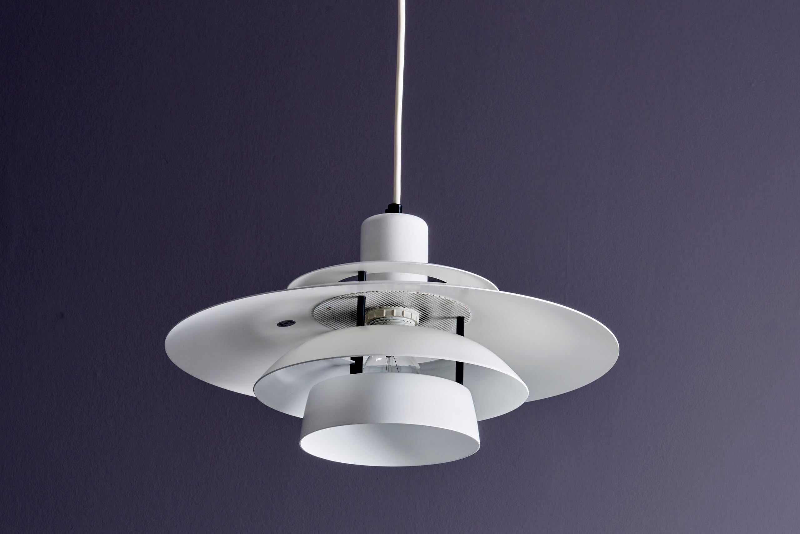 Lámpara colgante blanca moderna de mediados de siglo al estilo de Poul Henningsen Moderno de mediados de siglo en venta