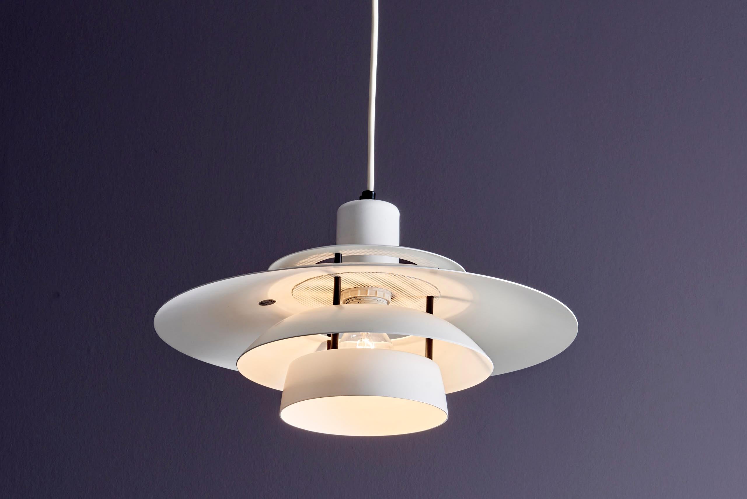 Lámpara colgante blanca moderna de mediados de siglo al estilo de Poul Henningsen Danés en venta