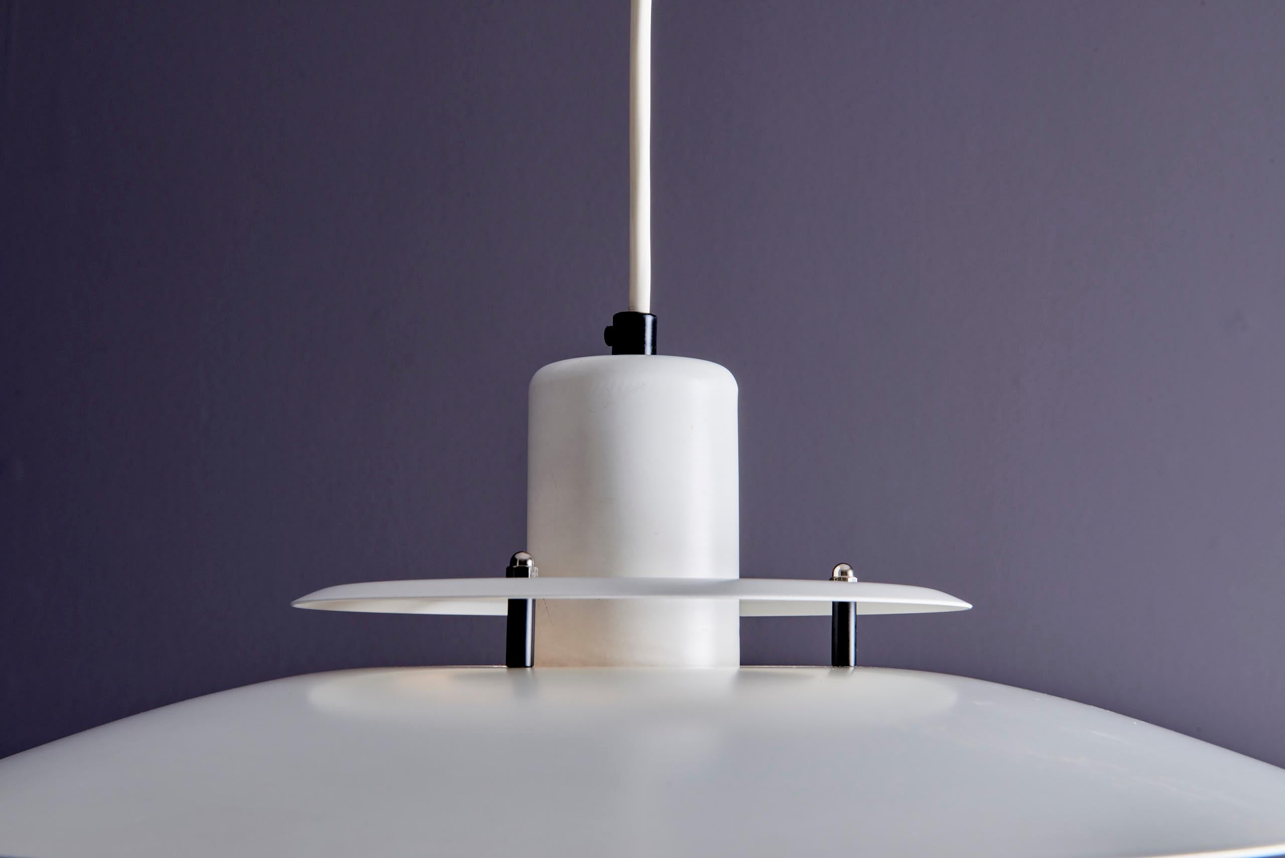 Lámpara colgante blanca moderna de mediados de siglo al estilo de Poul Henningsen en Bueno estado para la venta en Berlin, DE