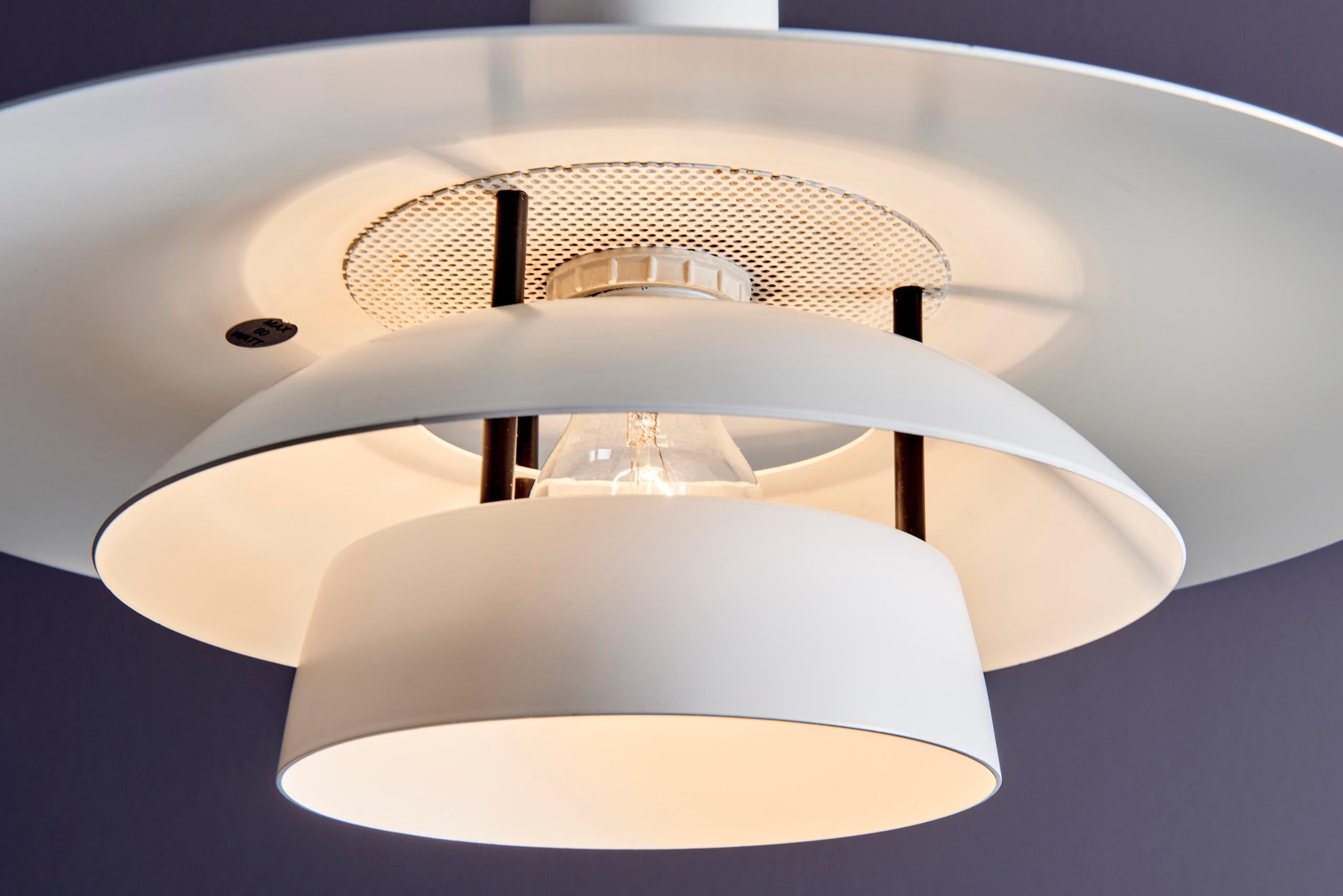 Lámpara colgante blanca moderna de mediados de siglo al estilo de Poul Henningsen siglo XX en venta