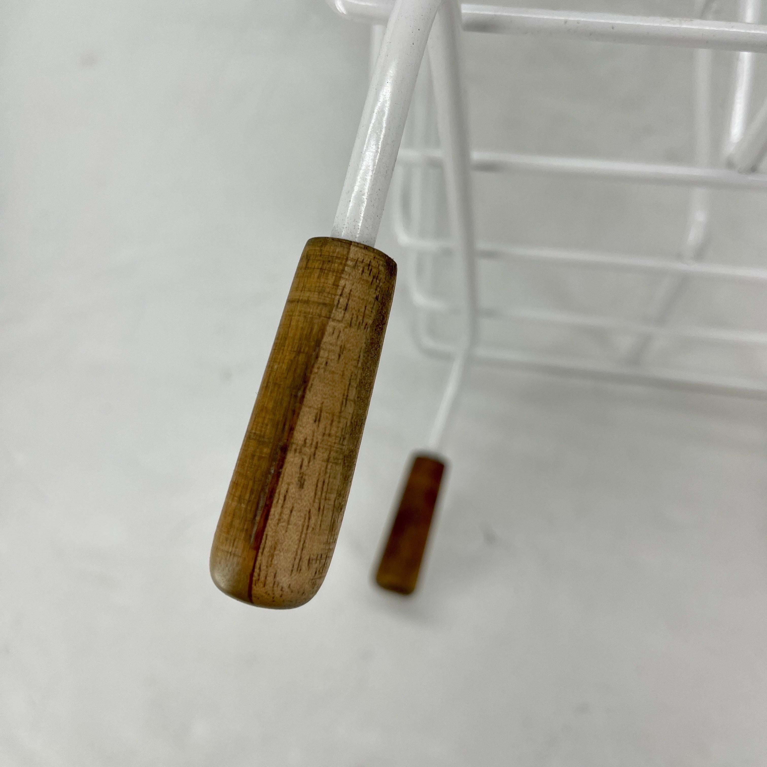 Revistero de alambre blanco moderno de mediados de siglo Asa de madera de latón en venta 4