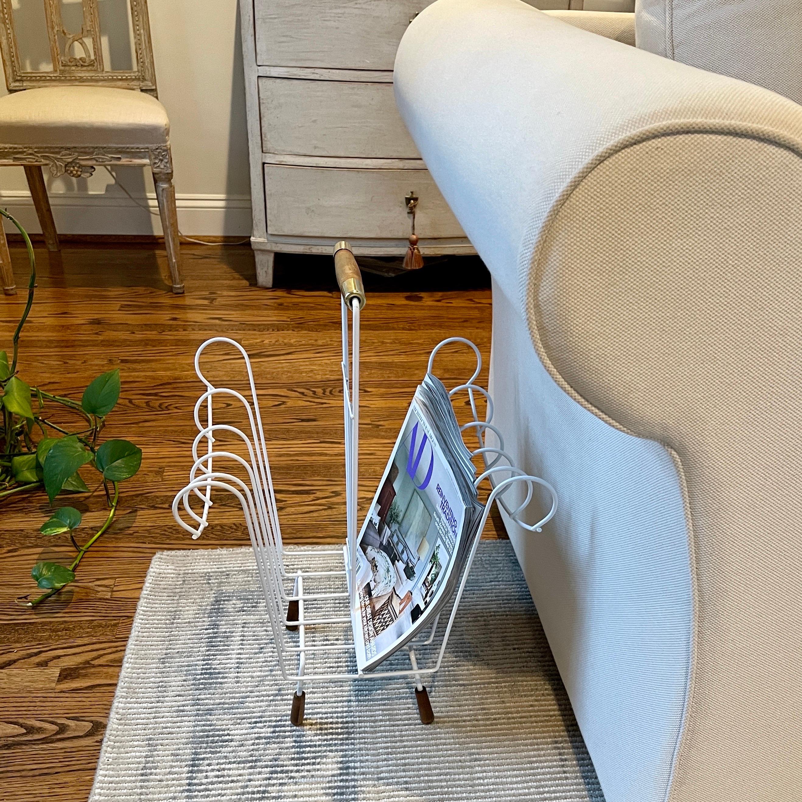 Revistero de alambre blanco moderno de mediados de siglo Asa de madera de latón en venta 11