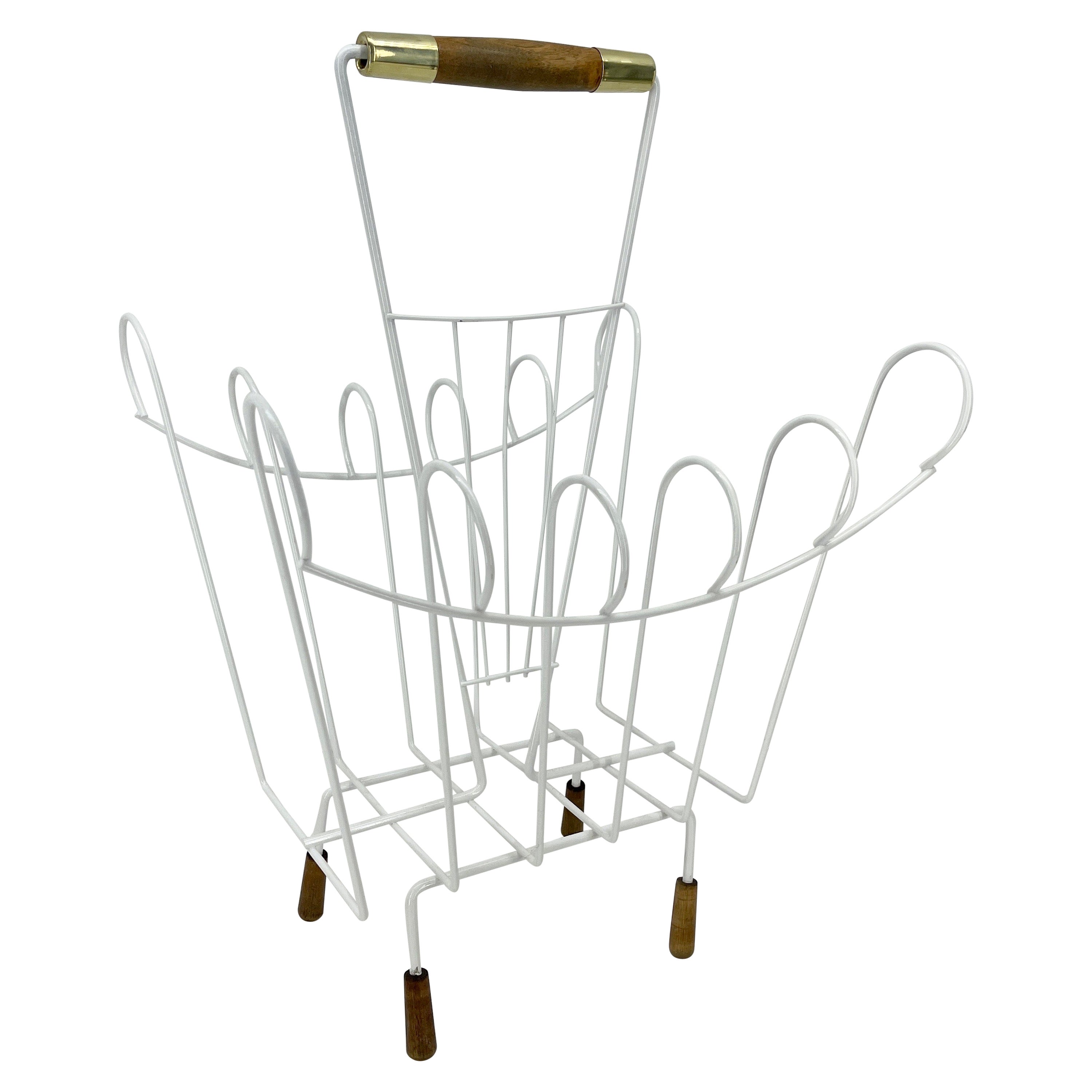 Mid-Century Modern Porte-revues en fil de fer blanc moderne du milieu du siècle avec poignée en bois et laiton en vente