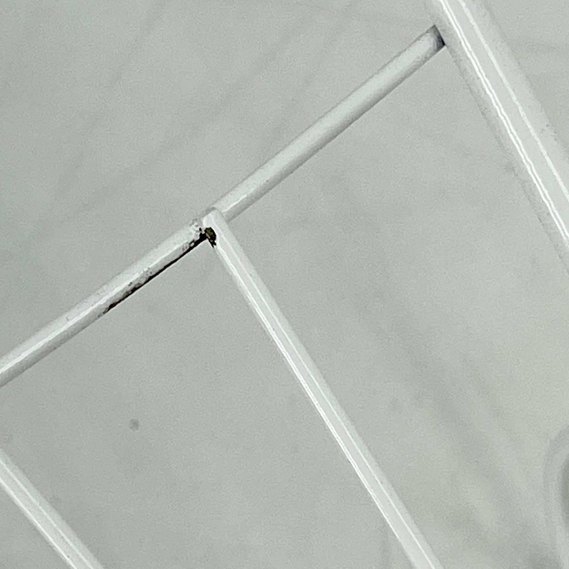 Revistero de alambre blanco moderno de mediados de siglo Asa de madera de latón Madera en venta