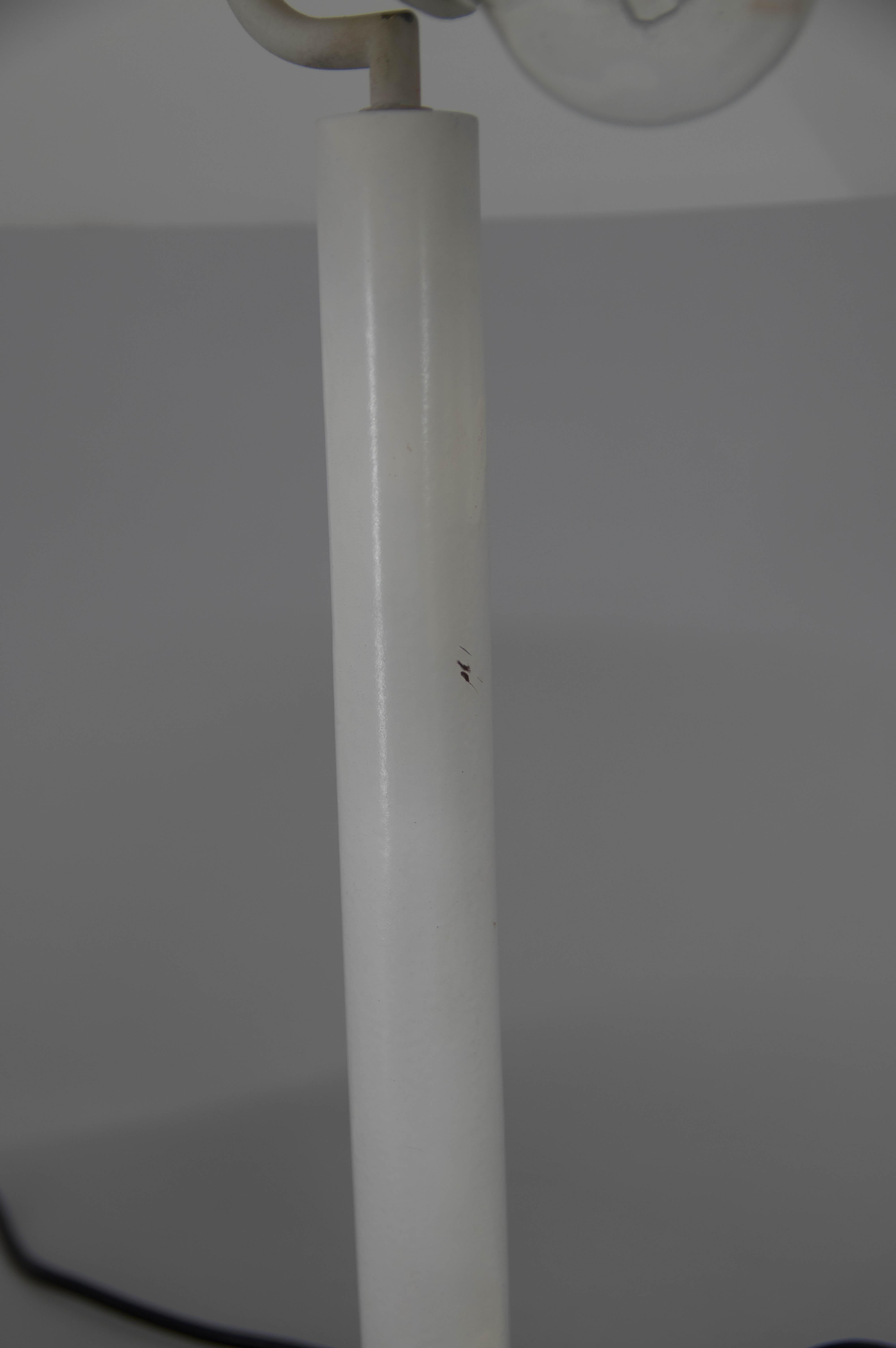 Lámpara de mesa blanca de mediados de siglo, años 50 en venta 4