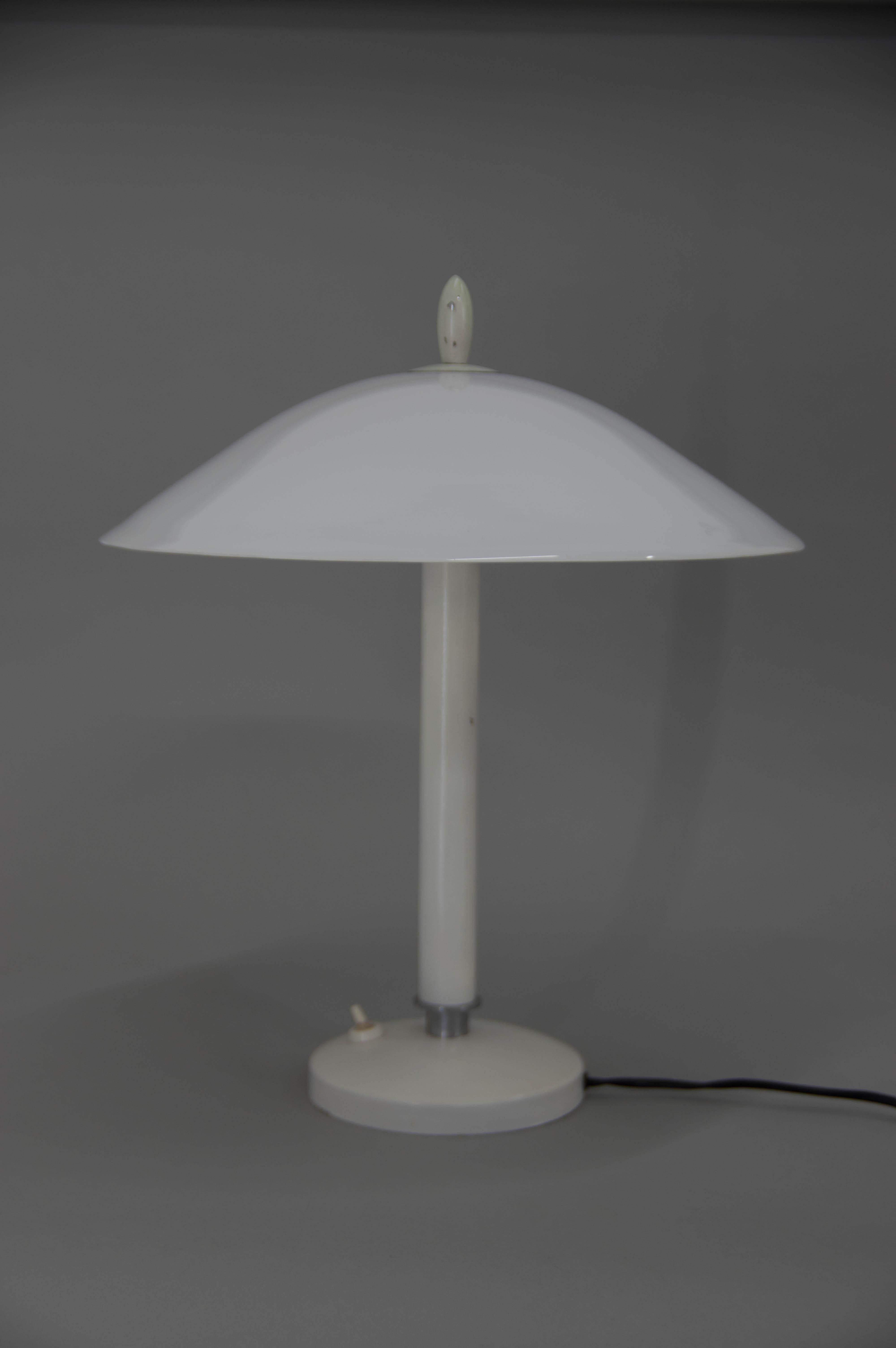 White metal base and opaline glass shade.
Minor loses on white lacquer.
Glass without any damage.
Rewired:
1x60W, E25-E27 bulb
US plug adapter included.
 