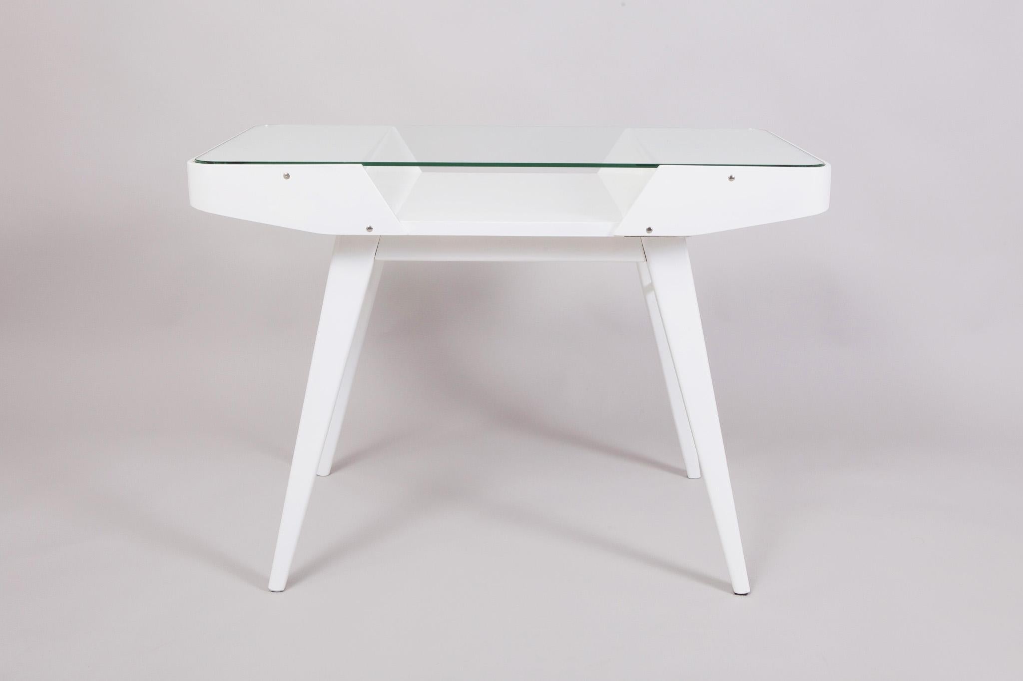 Table blanche du milieu du siècle, fabriquée dans les années 50 en Tchéquie. Conçu par František Jirák et fabriqué par Tatra Nábytok. La table est fabriquée en bois laqué et en verre.