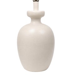 Lampe blanche de style « mid-century »