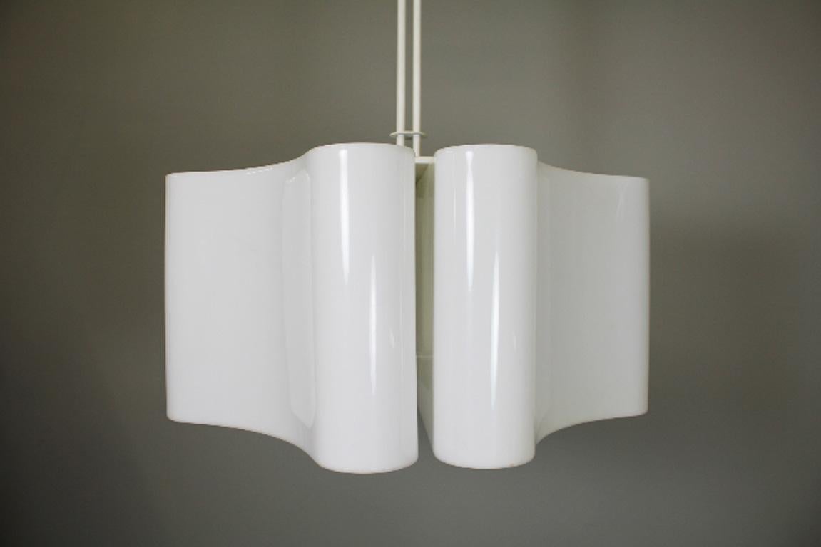 Pendant designed by Vittorio Introini, Stilnovo, circa 1965.
This rare pendant is executed in shaped white acrylic glass. 
Measures: Height 116 cm.