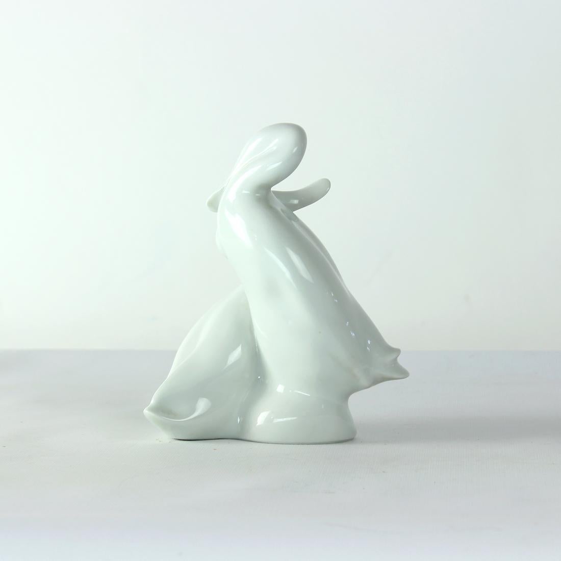 Mid-Century Modern White Midcentury Porcelain Statue Of Love Ducks, Royal Dux Czechoslovakia For Sale