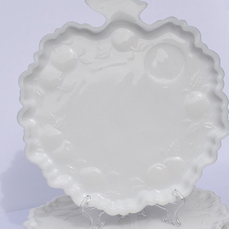 White Milk Glass Cabbage Shape Dessert Plates or Trays, Set of 5 In Good Condition For Sale In Oklahoma City, OK