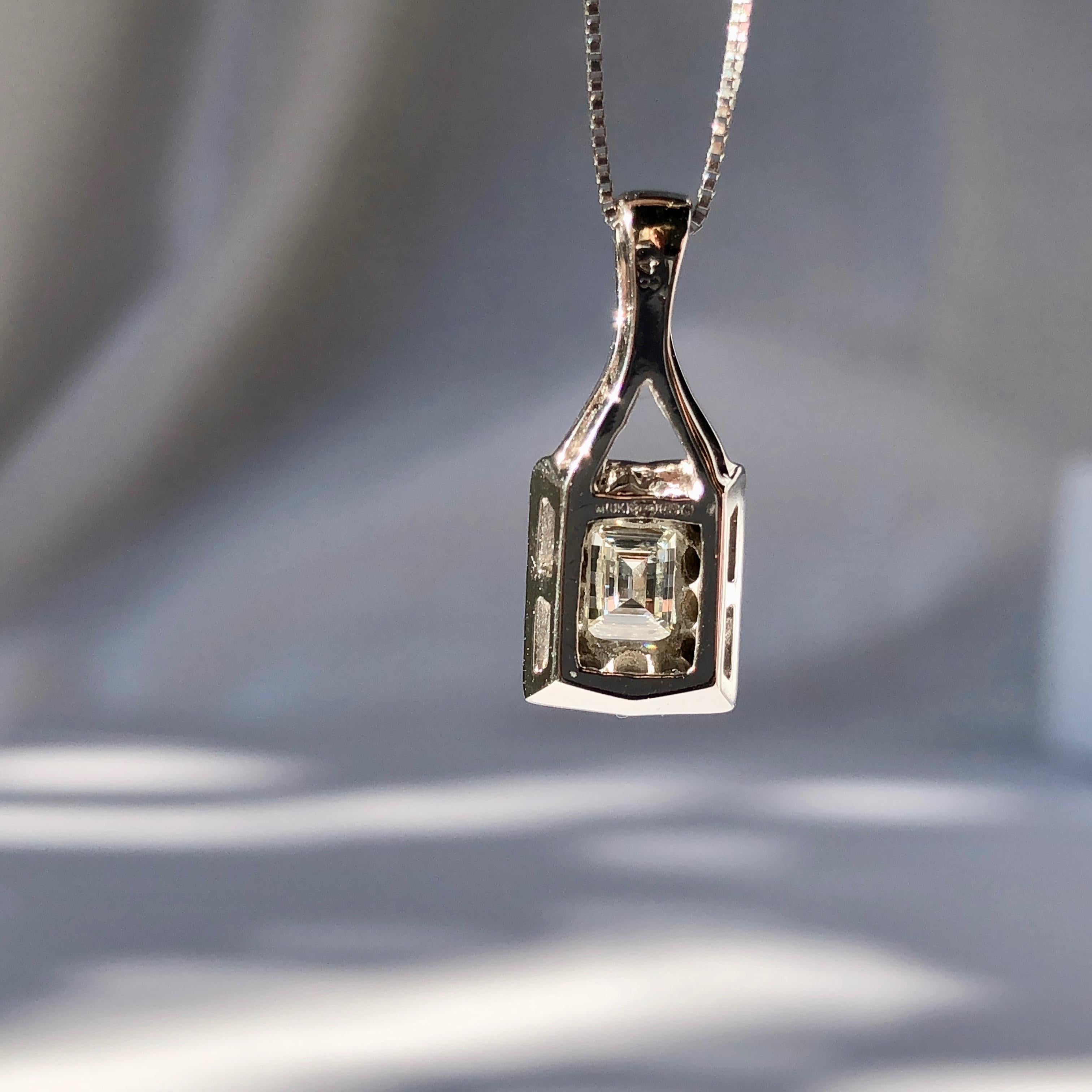 18k white gold diamond pendant.

The square shaped millennium cut diamond is surrounded by a halo of round brilliant cut diamonds- total diamond weight is .84ct which is stamped to the mount.

The principal diamond is White J colour VS clarity


The