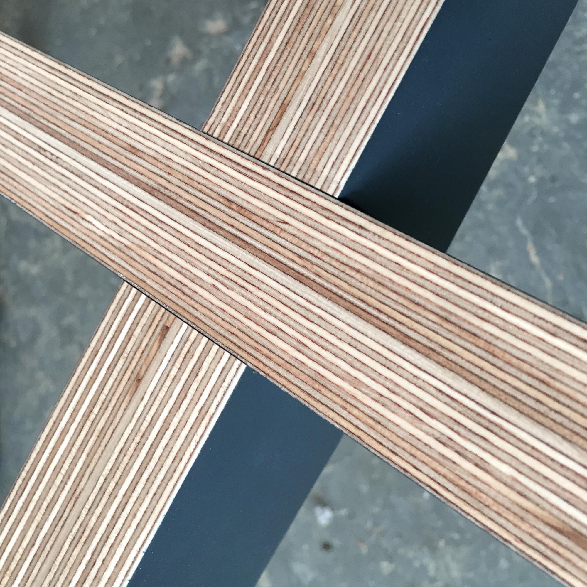 Table basse en bois avec pieds croisés blancs et plateau en verre, fabriquée en Italie, par Miduny en vente 2