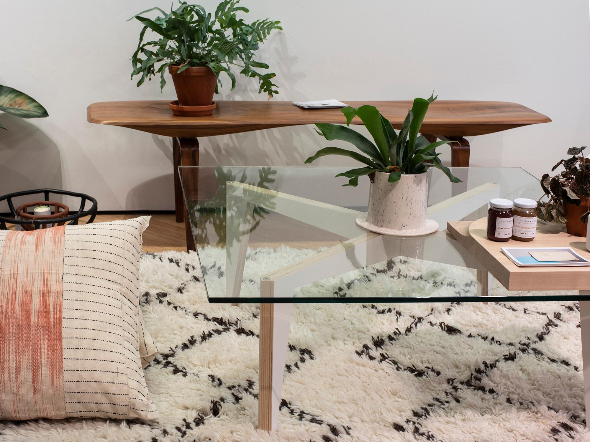 italien Table basse en bois avec pieds croisés blancs et plateau en verre, fabriquée en Italie, par Miduny en vente