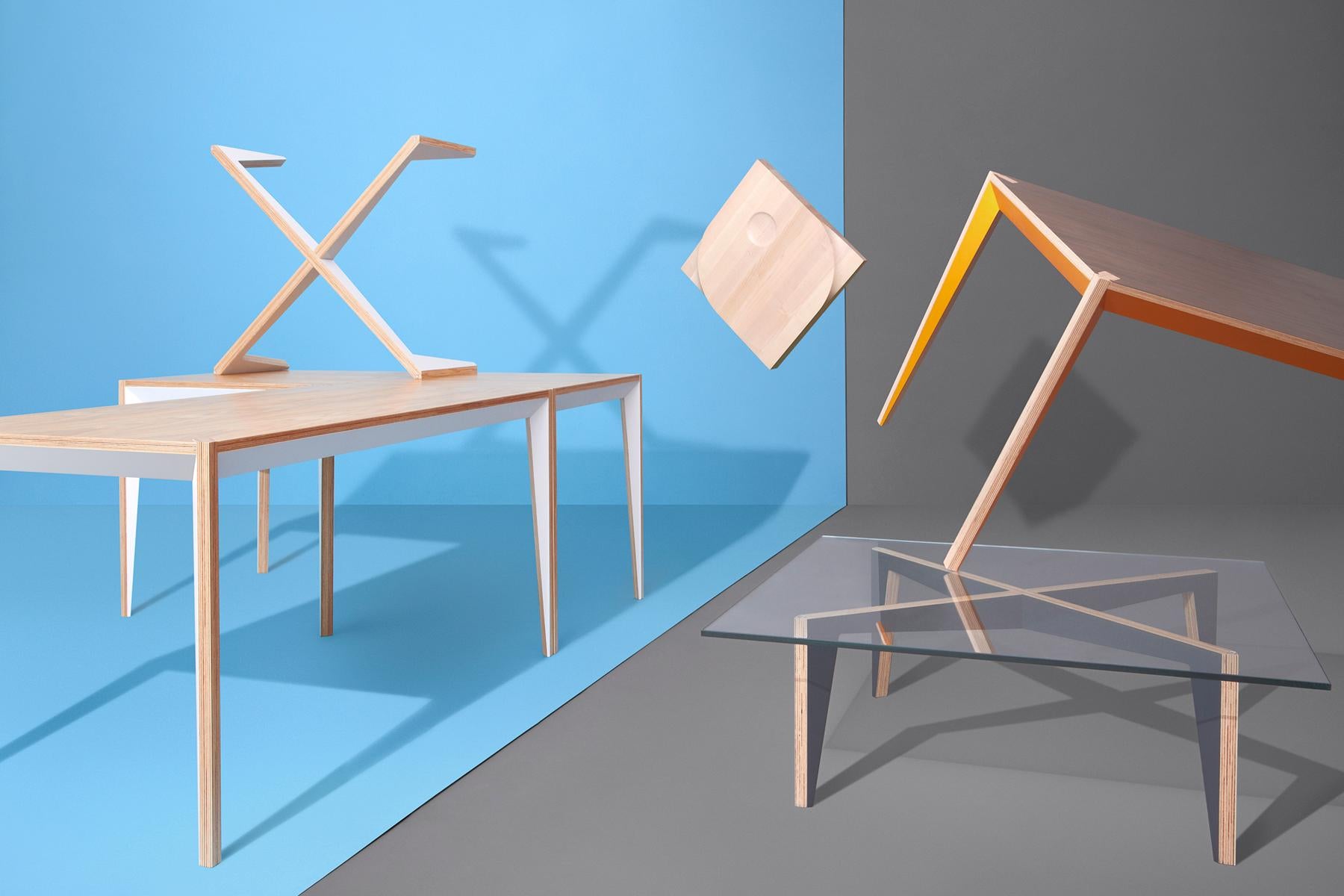 italien Table basse en bois avec pieds croisés blancs et plateau en verre, fabriquée en Italie, par Miduny en vente