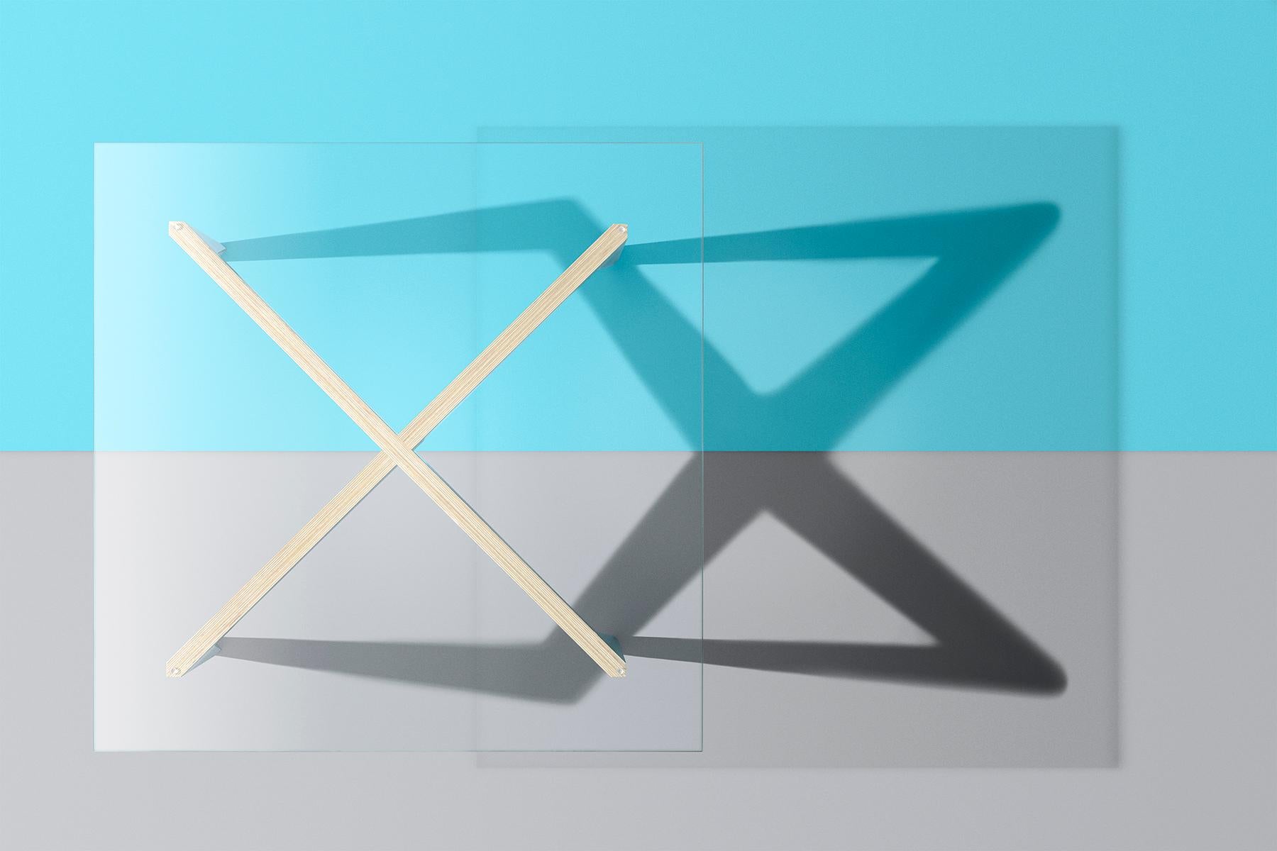 Menuiserie Table basse en bois avec pieds croisés blancs et plateau en verre, fabriquée en Italie, par Miduny en vente