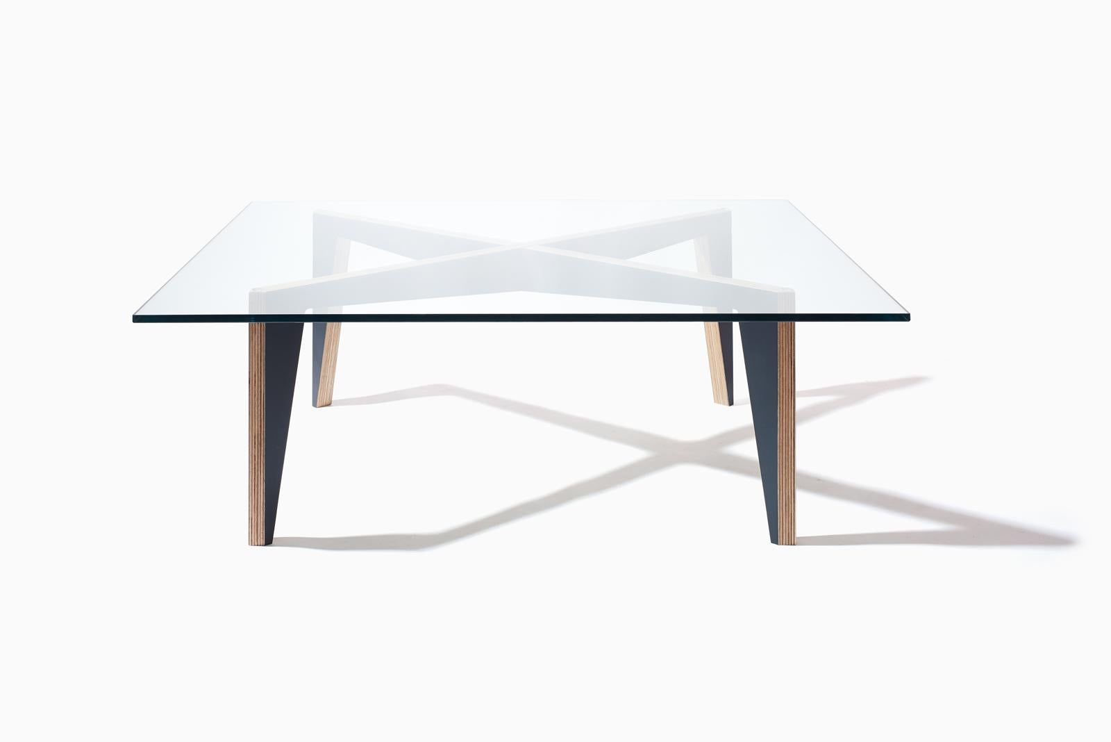 XXIe siècle et contemporain Table basse en bois avec pieds croisés blancs et plateau en verre, fabriquée en Italie, par Miduny en vente