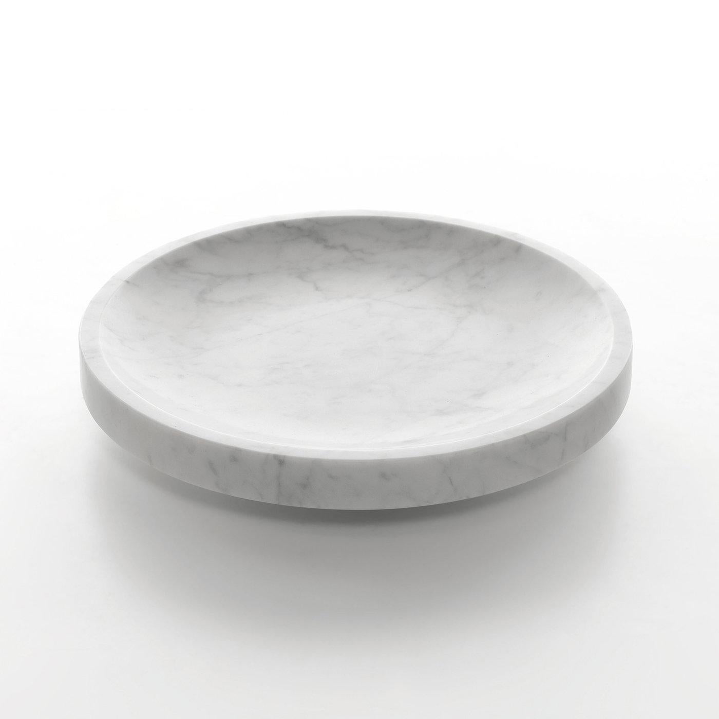 Obstschale, rund, aus weißem Carrara-Marmor, matt poliert. Auch in schwarzem Marquina-Marmor, matt poliert, erhältlich.
               