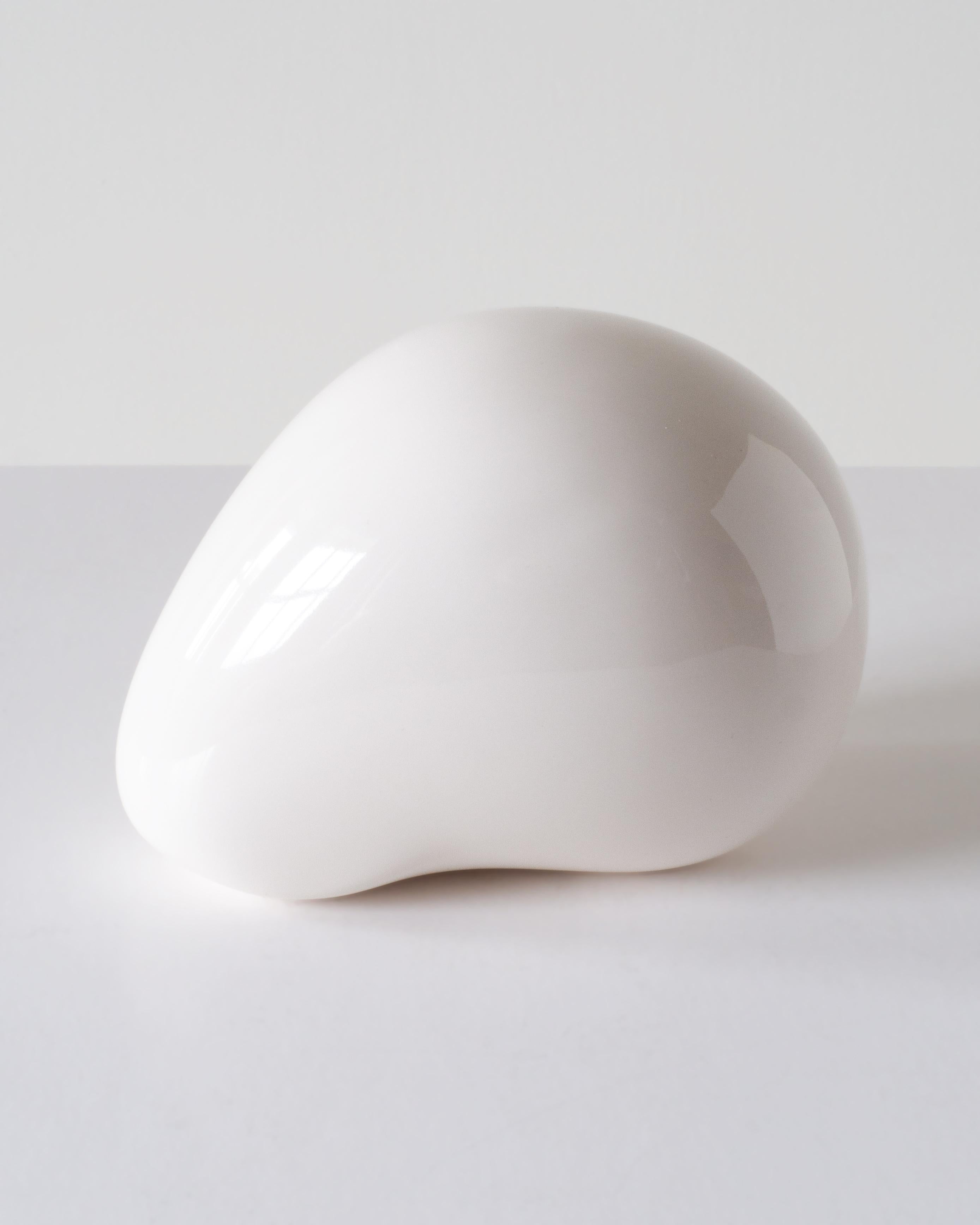 Weißer Mini-Schädel - Porzellanskulptur, von Andréason & Leibel, Contemporary  im Angebot 1