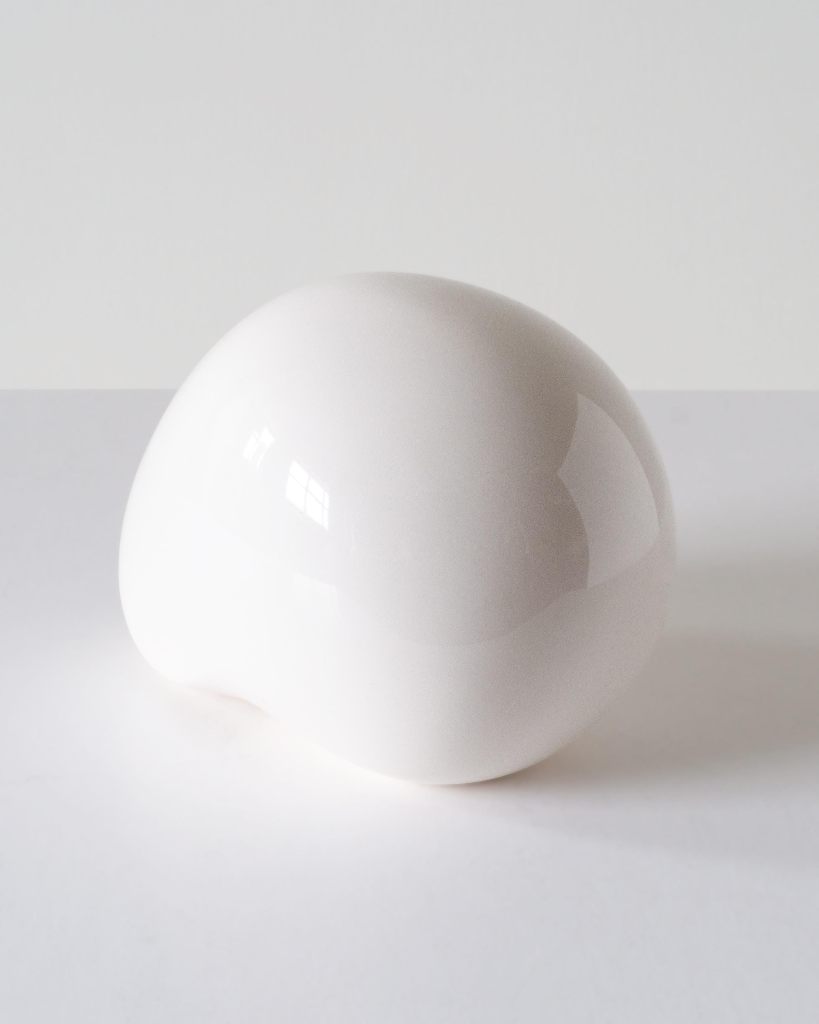 White Mini Skull – Porcelain Sculpture, by Andréason & Leibel, Contemporary  For Sale 3