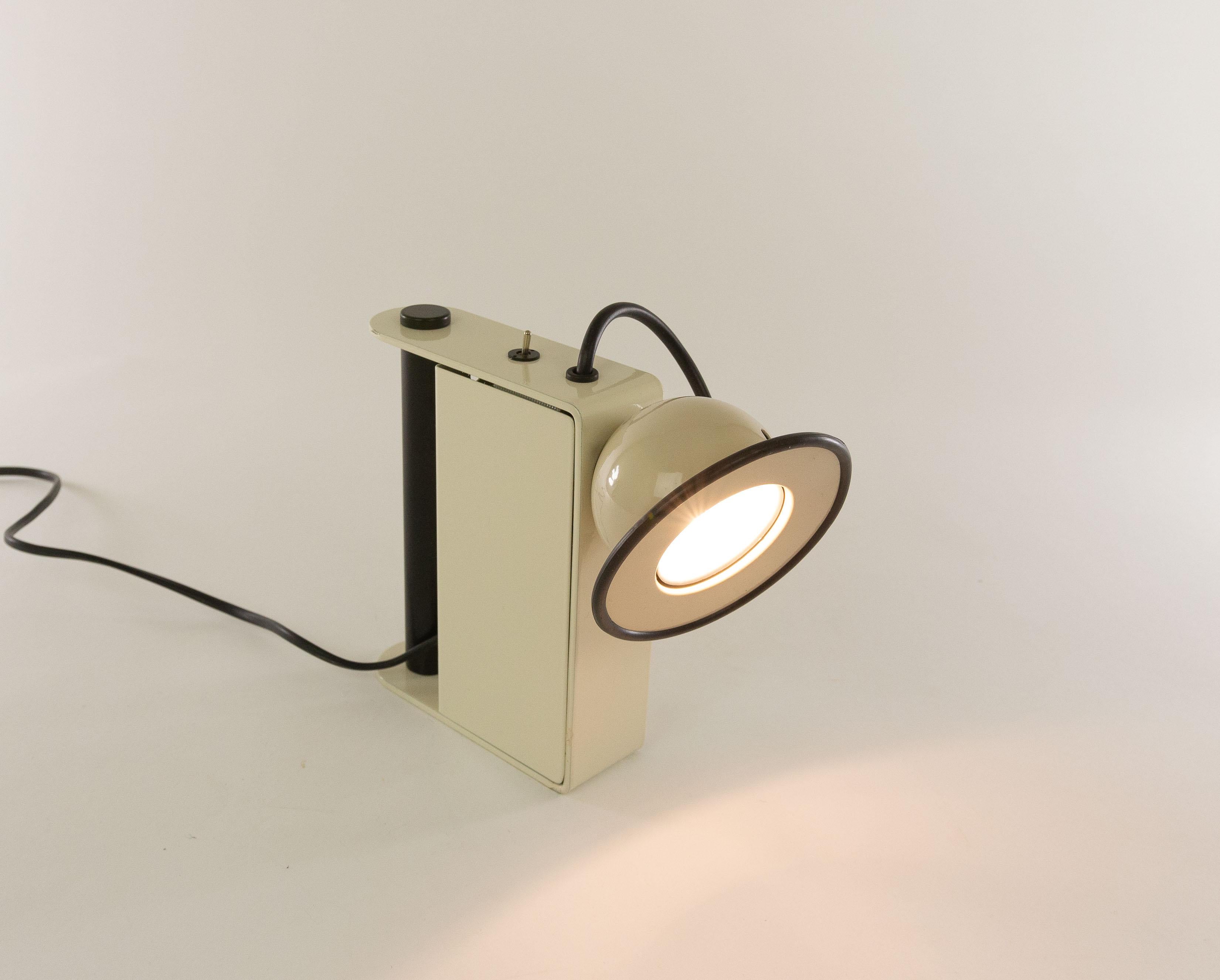 Lampe de table Minibox blanche conçue par Gae Aulenti et Piero Castiglioni et fabriquée par Stilnovo en 1980.

Cette lampe de table halogène peut également être utilisée comme une 