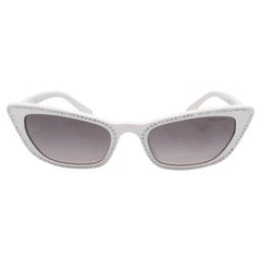 Weiße Miu Miu-Sonnenbrille mit Strassbesatz und Katzenschwanzverzierung
