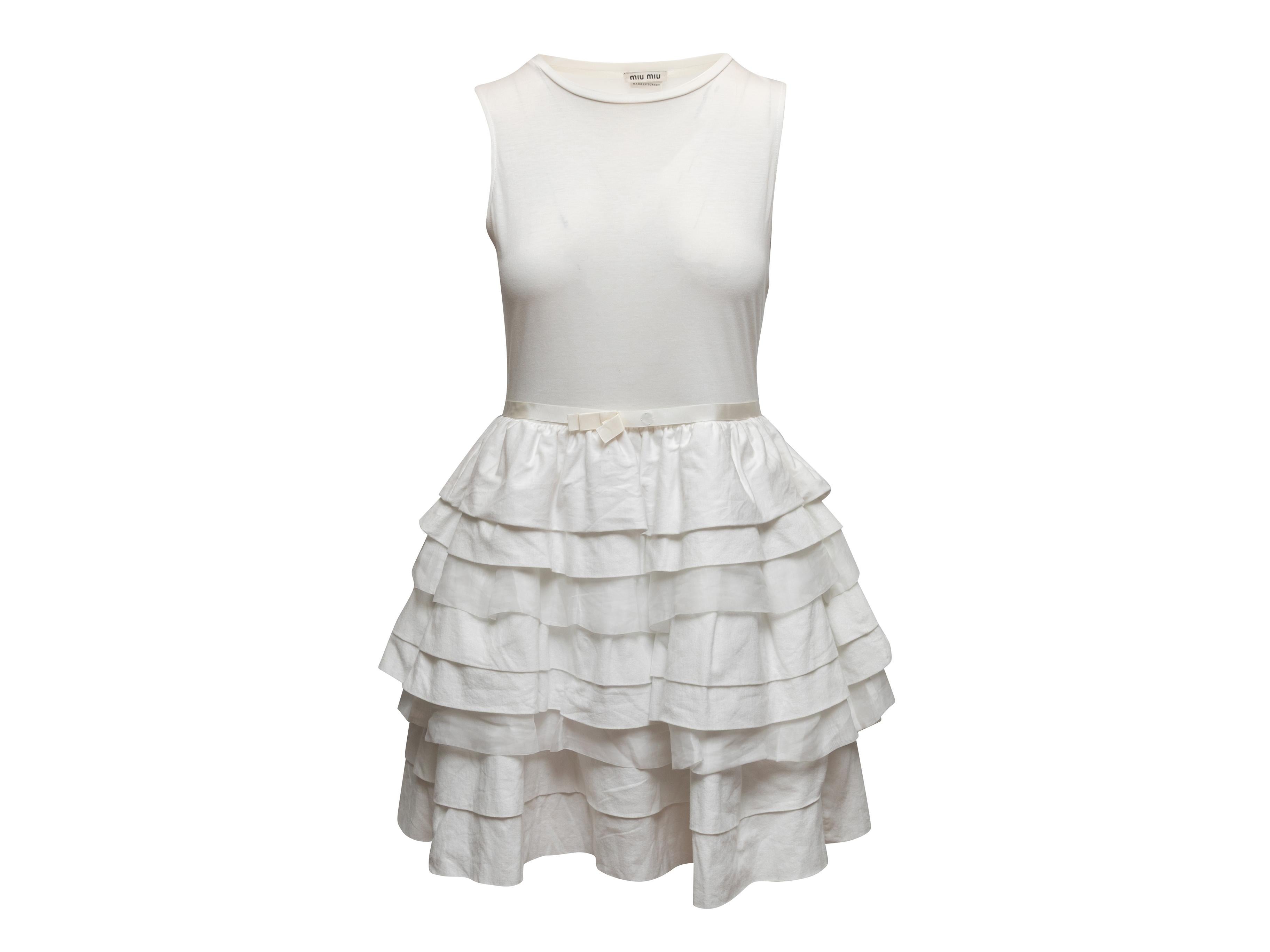 Produkt-Details: Weißes ärmelloses Minikleid von Miu Miu. Rundhalsausschnitt. Rock mit Rüschen. 32
