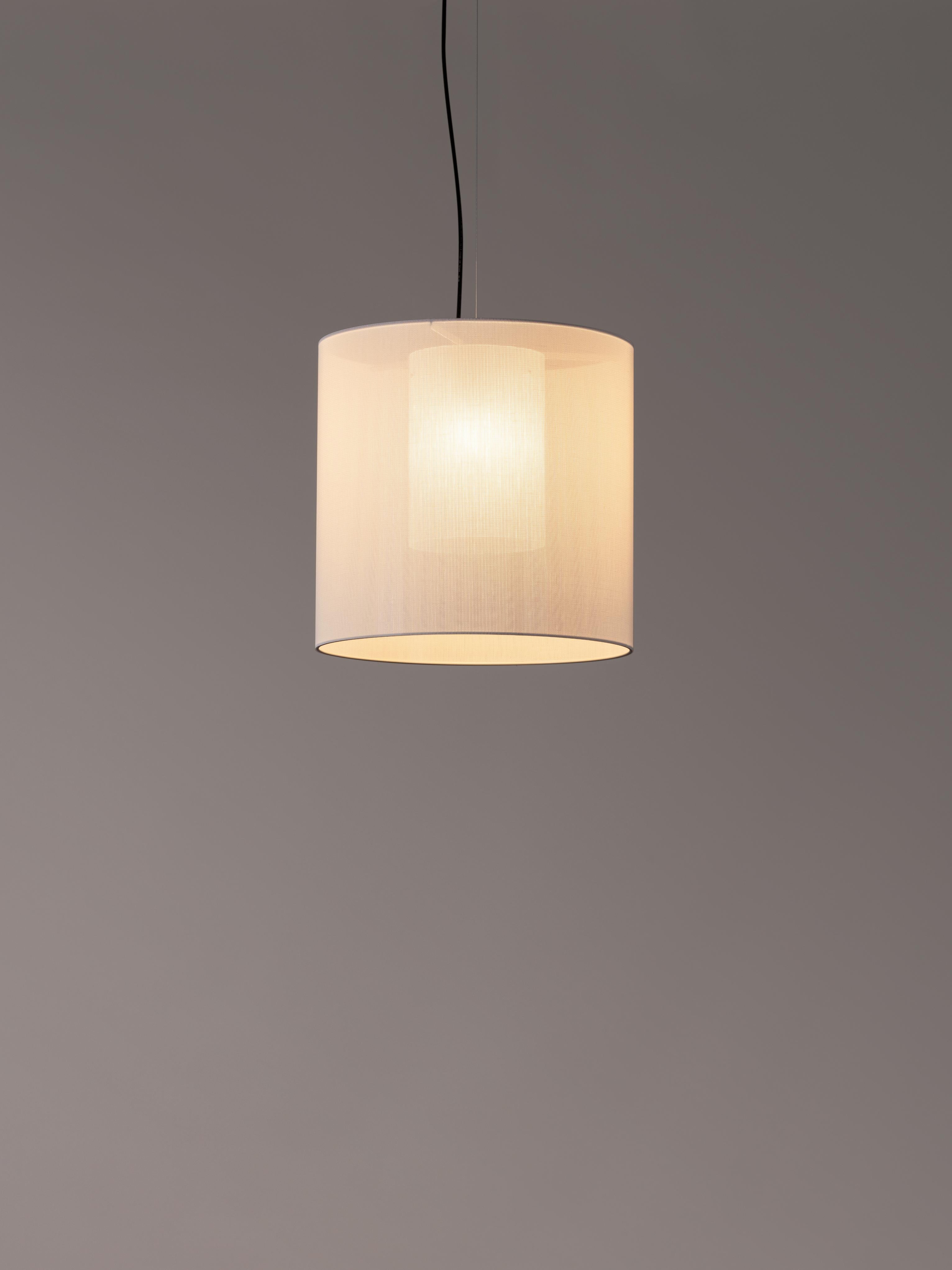White moaré M pendant lamp by Antoni Arola
Dimensions: D 46 x H 45 cm
Materials: Metal, polyester.
Available in other colors and sizes.

Moaré’s multiple combinations of formats and colours make it highly versatile. The series takes its name