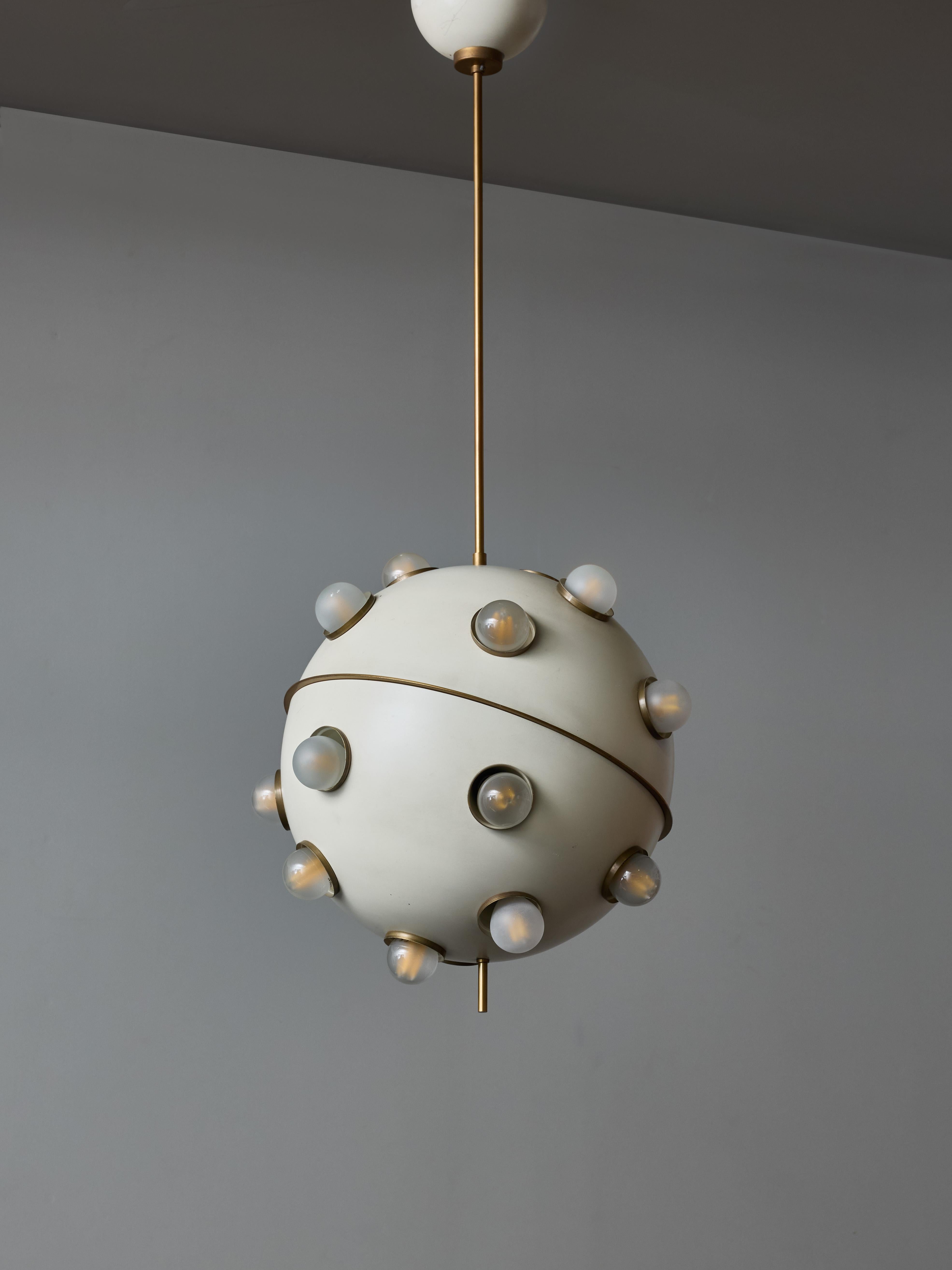 Chandelier model 551 designed by Oscar Torlasco for Lumi in the 1960s.

This round chandelier is made of two half spheres with a central brass lip in between. The chandelier is equiped with twenty sources of light giving an overall great lighting