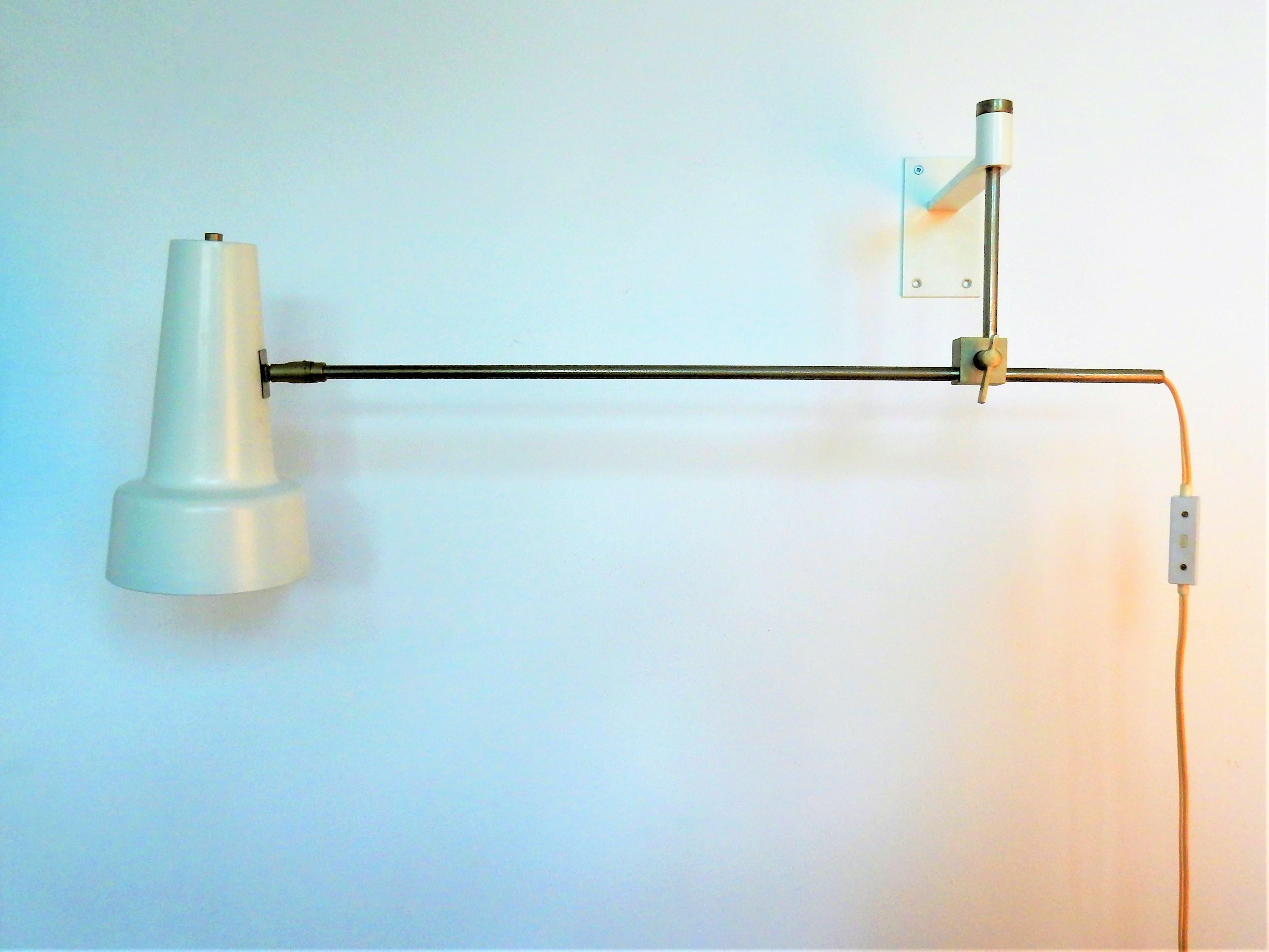 This is a very nice and elegant white metal wall lamp, designed by the Dutch lighting designer Willem Hagoort for Hagoort lighting in the 1960s. The lamp can be turned around in any direction.
Shade diameter: ø 14.5 cm.