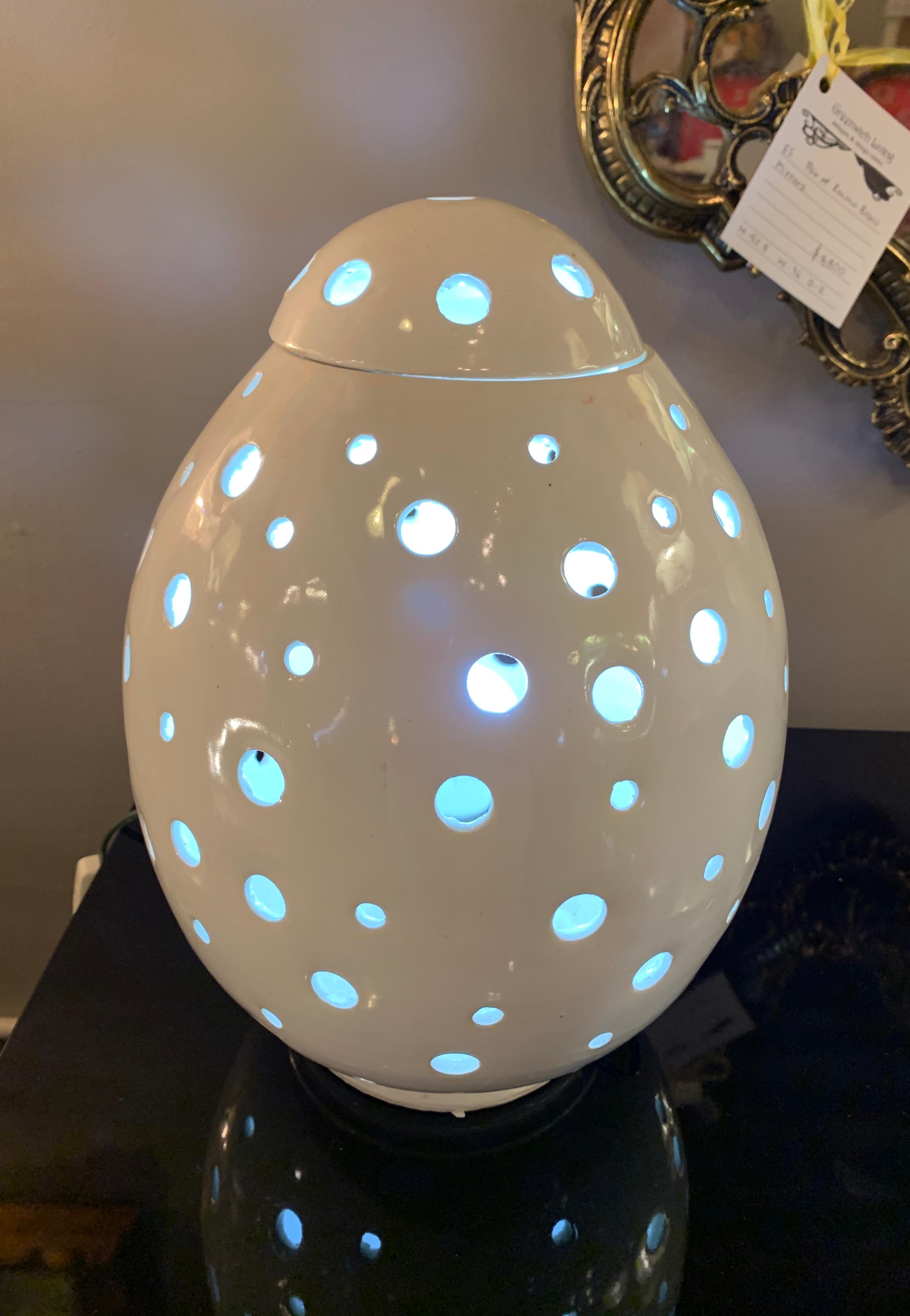 White modern egg form table lamp
Our chic and modern table lamp is a marvel of design and ceramic craftsmanship. 100% Handmade, the egg shape is a fusion of modern with traditional themes and creates a wonderfully diffuse light. 

Color: White