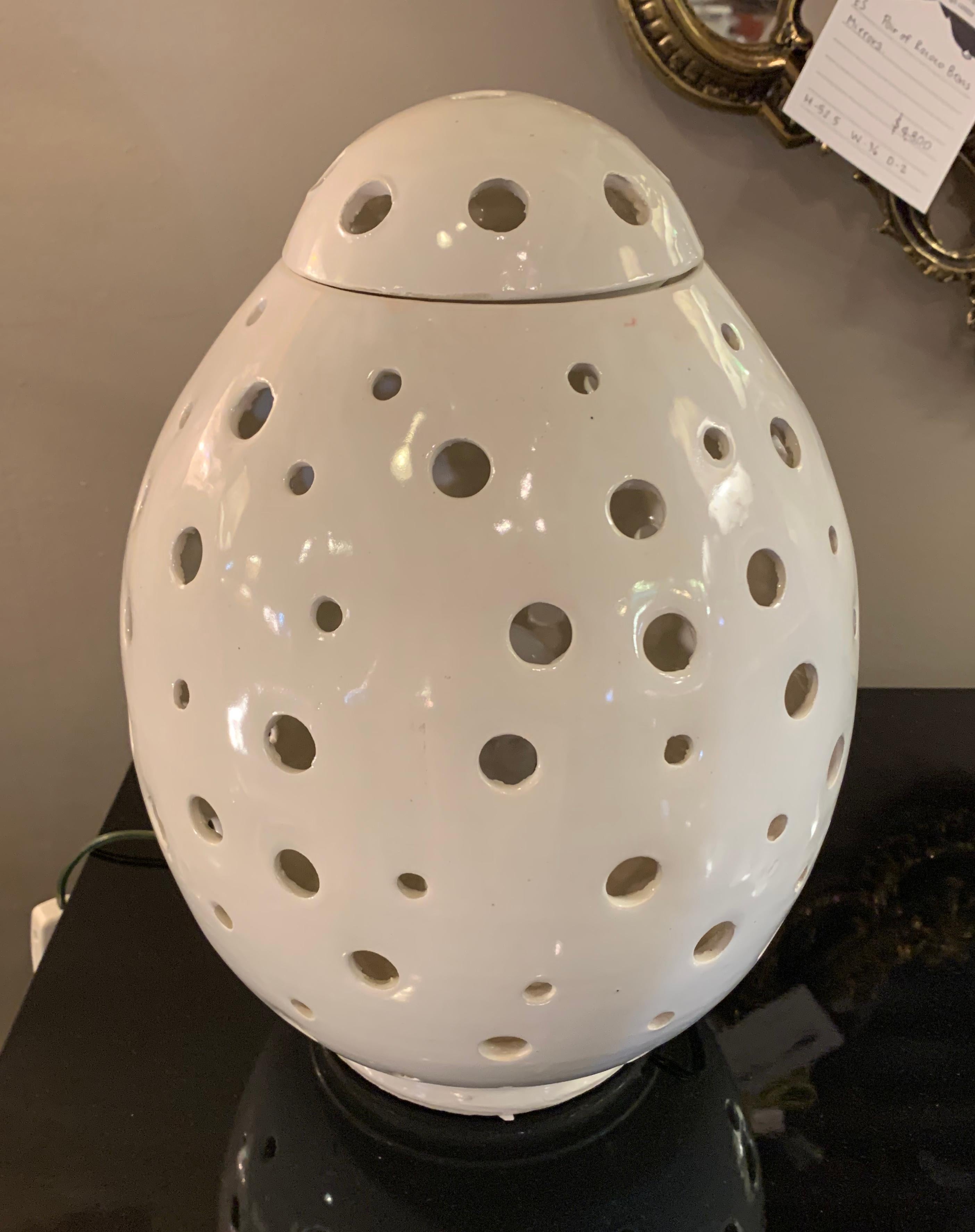 White Modern Egg Form Table Lamp  2