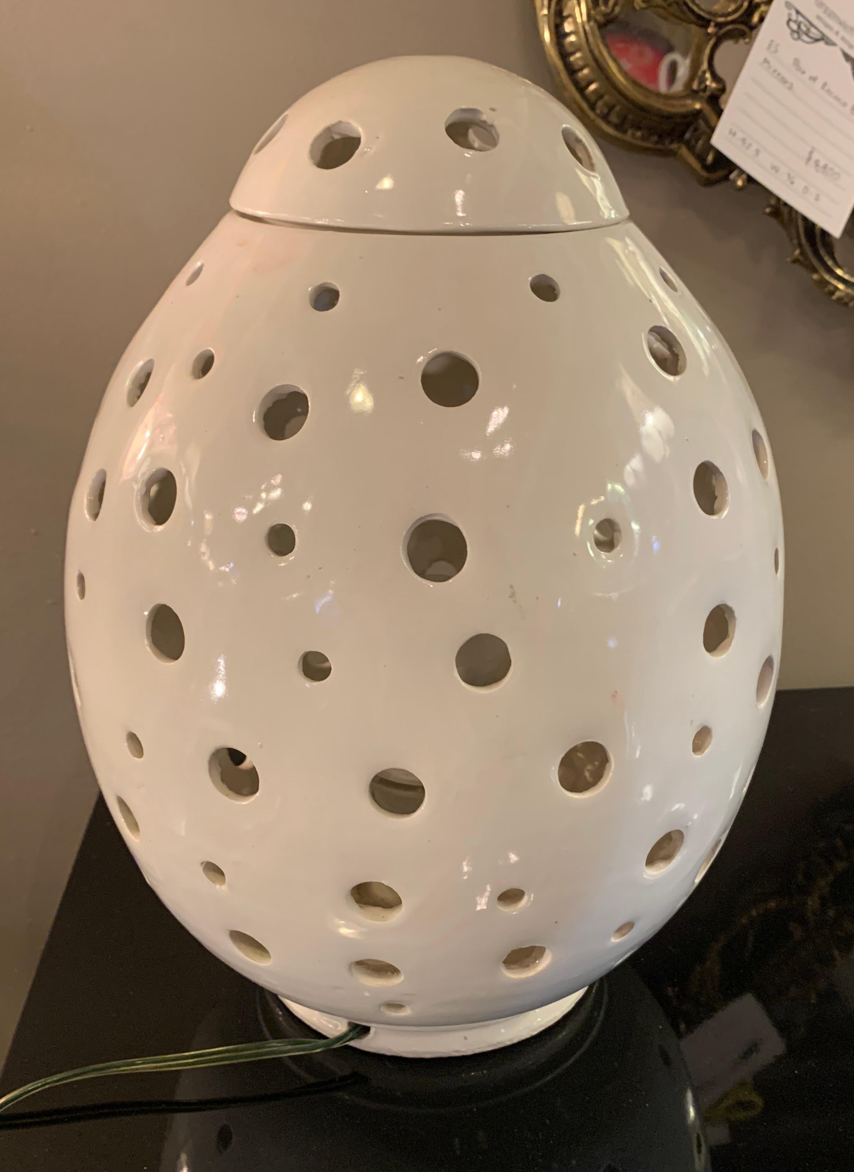 White Modern Egg Form Table Lamp  3