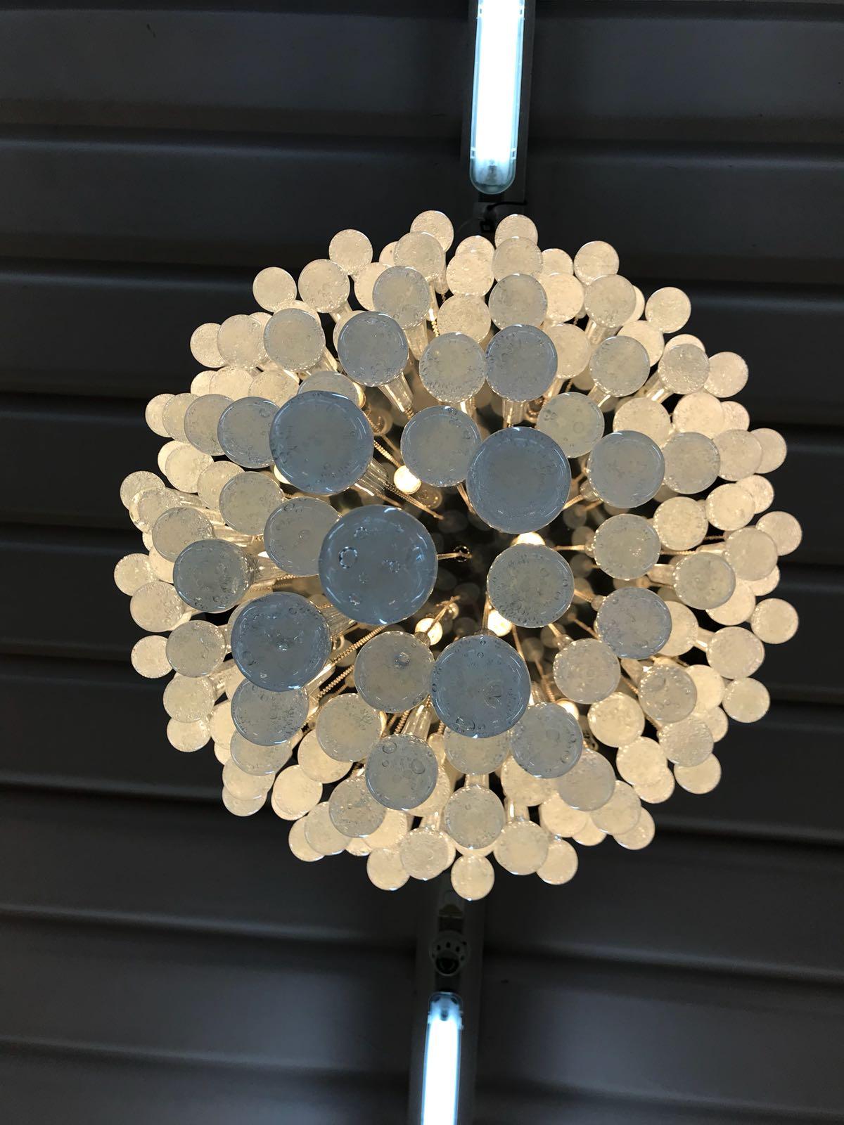 Elegant Venetian chandelier crafted using the famous Murano glassmaking technique. Its original design plays on the repetition of sparkling glass elements, capable of creating elegantly sophisticated lighting. The modular structure of this