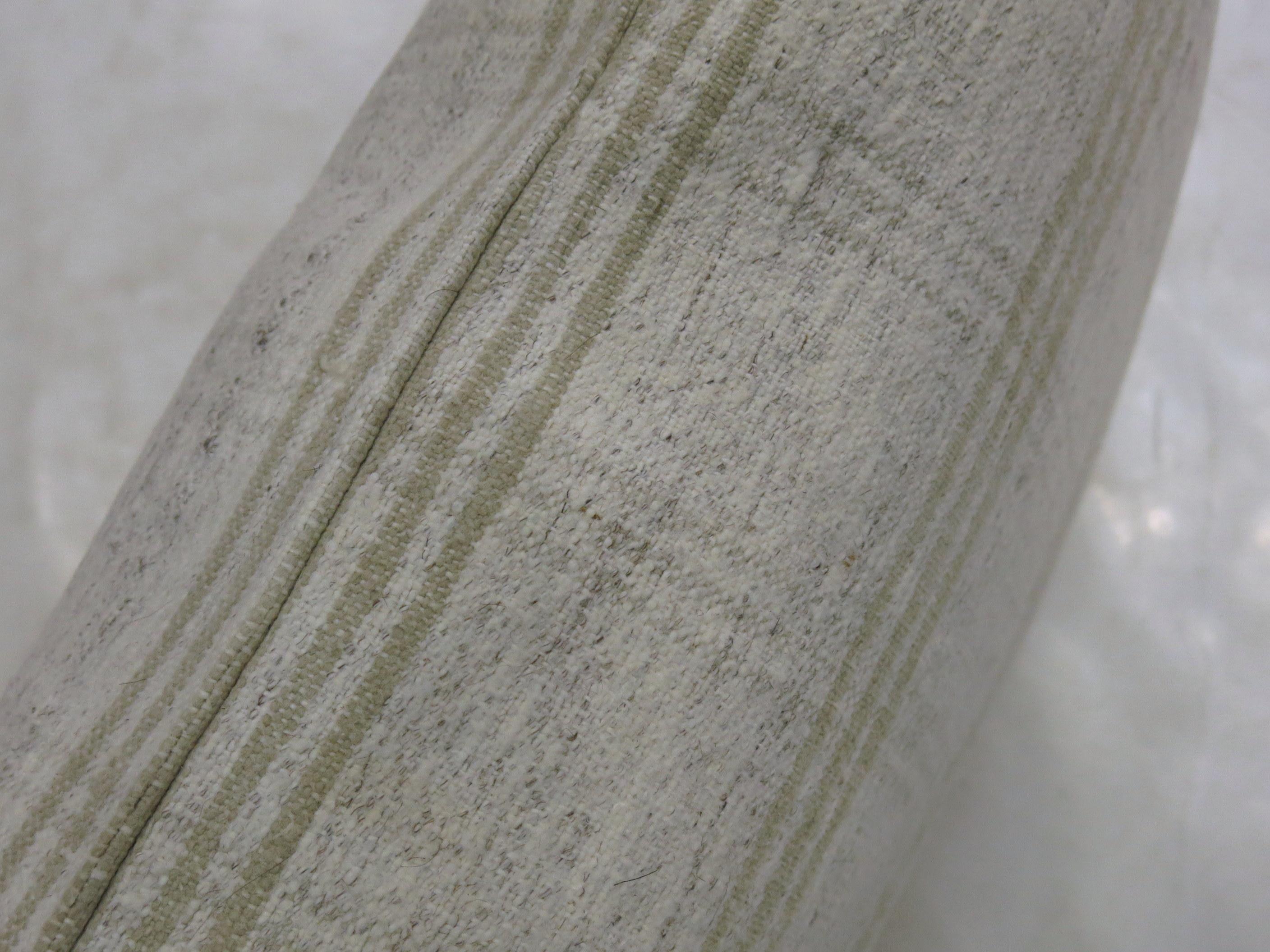 Weißweißes modernes persisches Textil-Kelim-Kissen im Zustand „Gut“ im Angebot in New York, NY