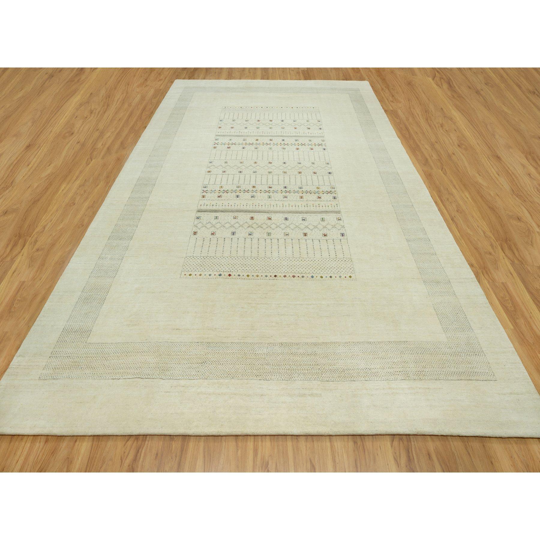 Dieser fabelhafte, handgeknüpfte Teppich wurde für zusätzliche Festigkeit und Haltbarkeit entworfen und hergestellt. Dieser Teppich wurde in wochenlanger Handarbeit nach der traditionellen Methode hergestellt, mit der auch die
Genaue Größe des