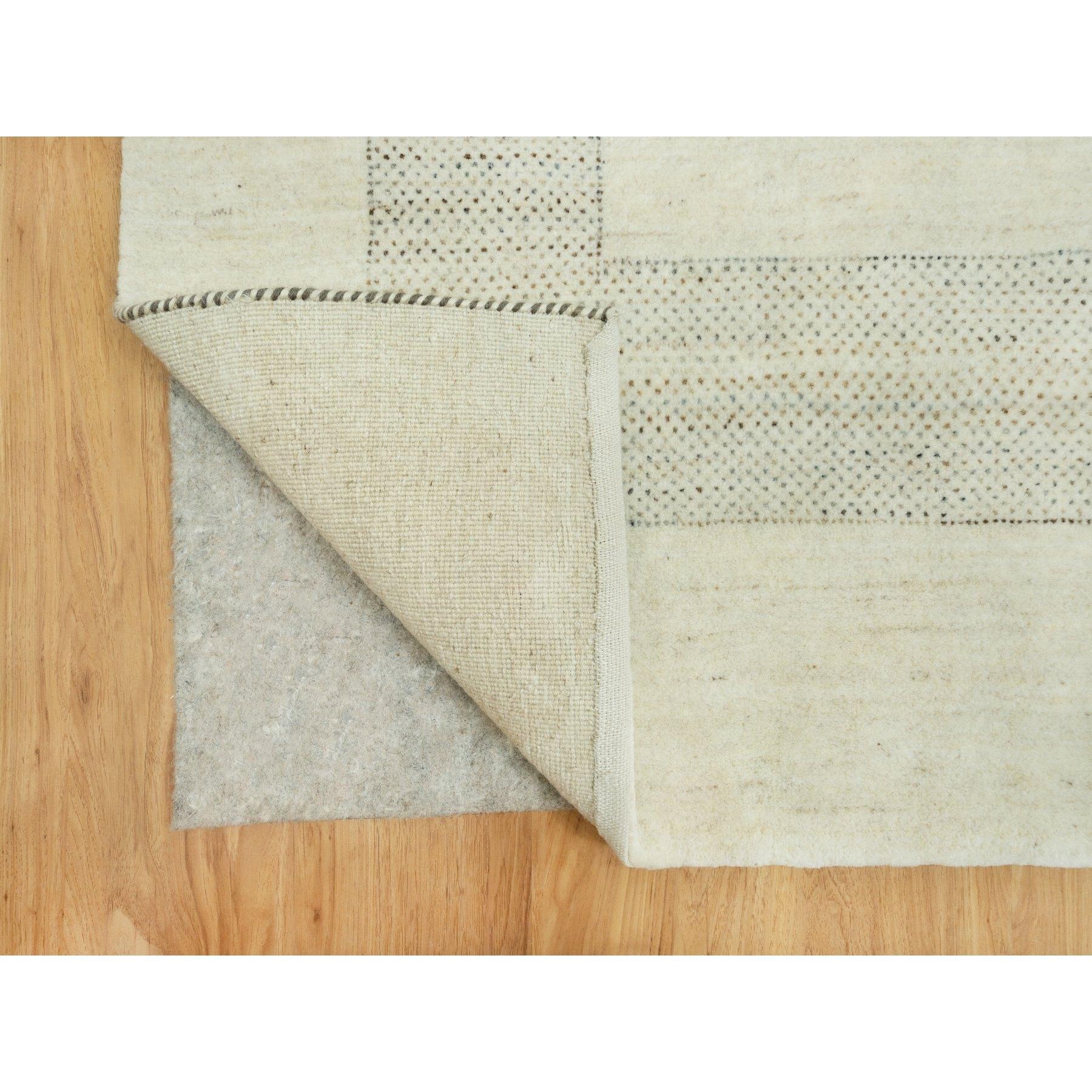 Handgeknüpfter Wollteppich in Weiß mit Tierfiguren im modernen Striae-Design 10'1