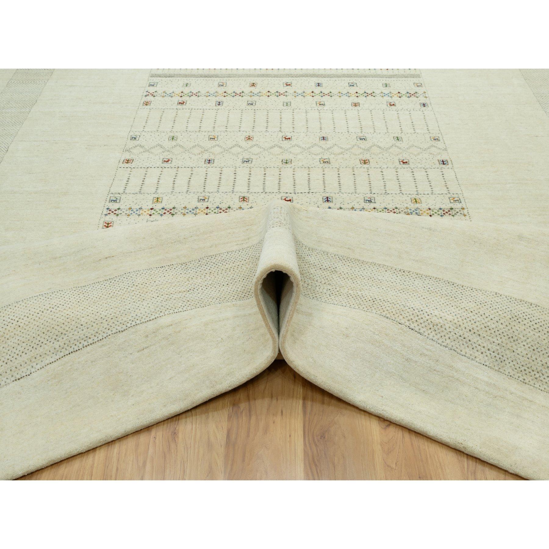 Handgeknüpfter Wollteppich in Weiß mit Tierfiguren im modernen Striae-Design 10'1