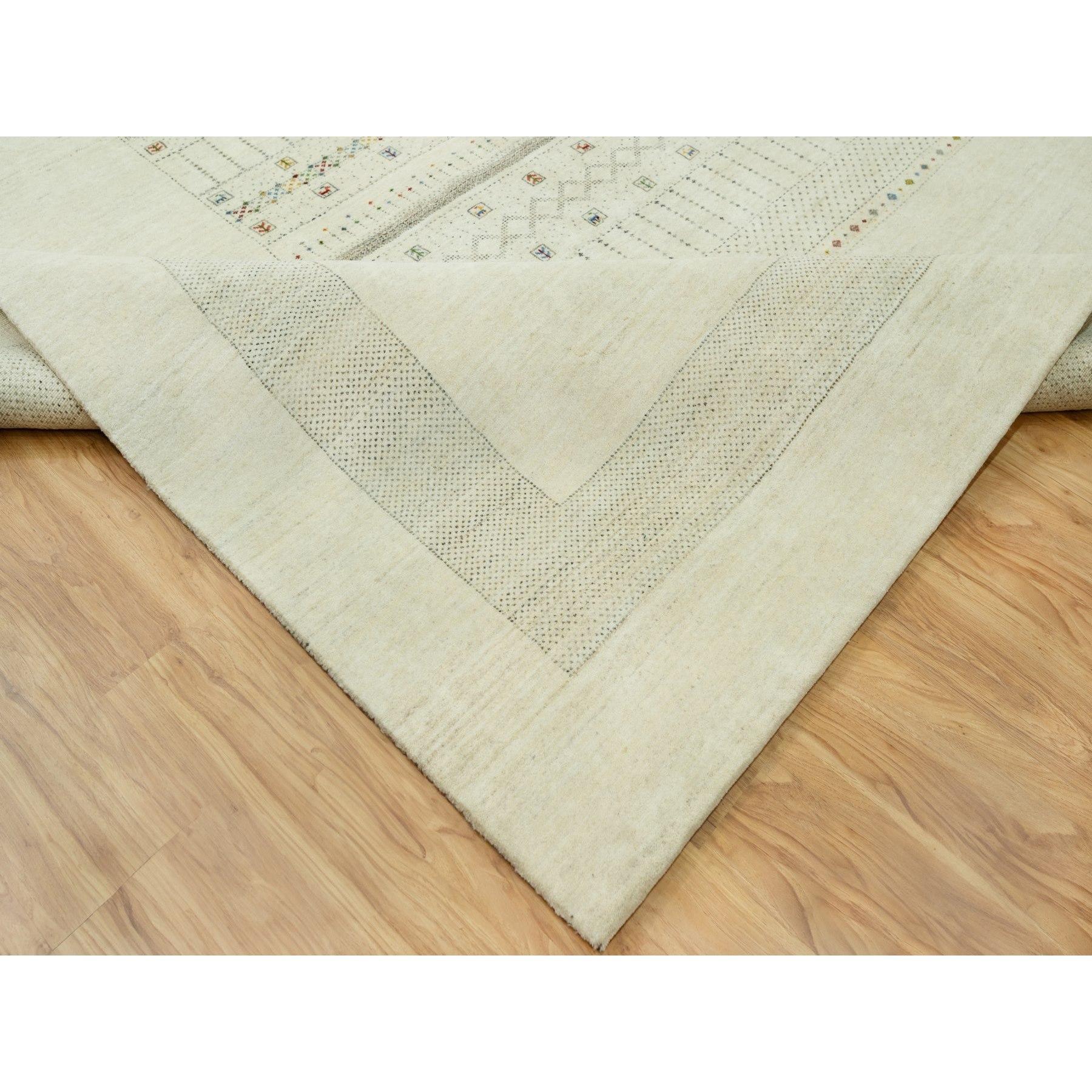 Handgeknüpfter Wollteppich in Weiß mit Tierfiguren im modernen Striae-Design 10'1