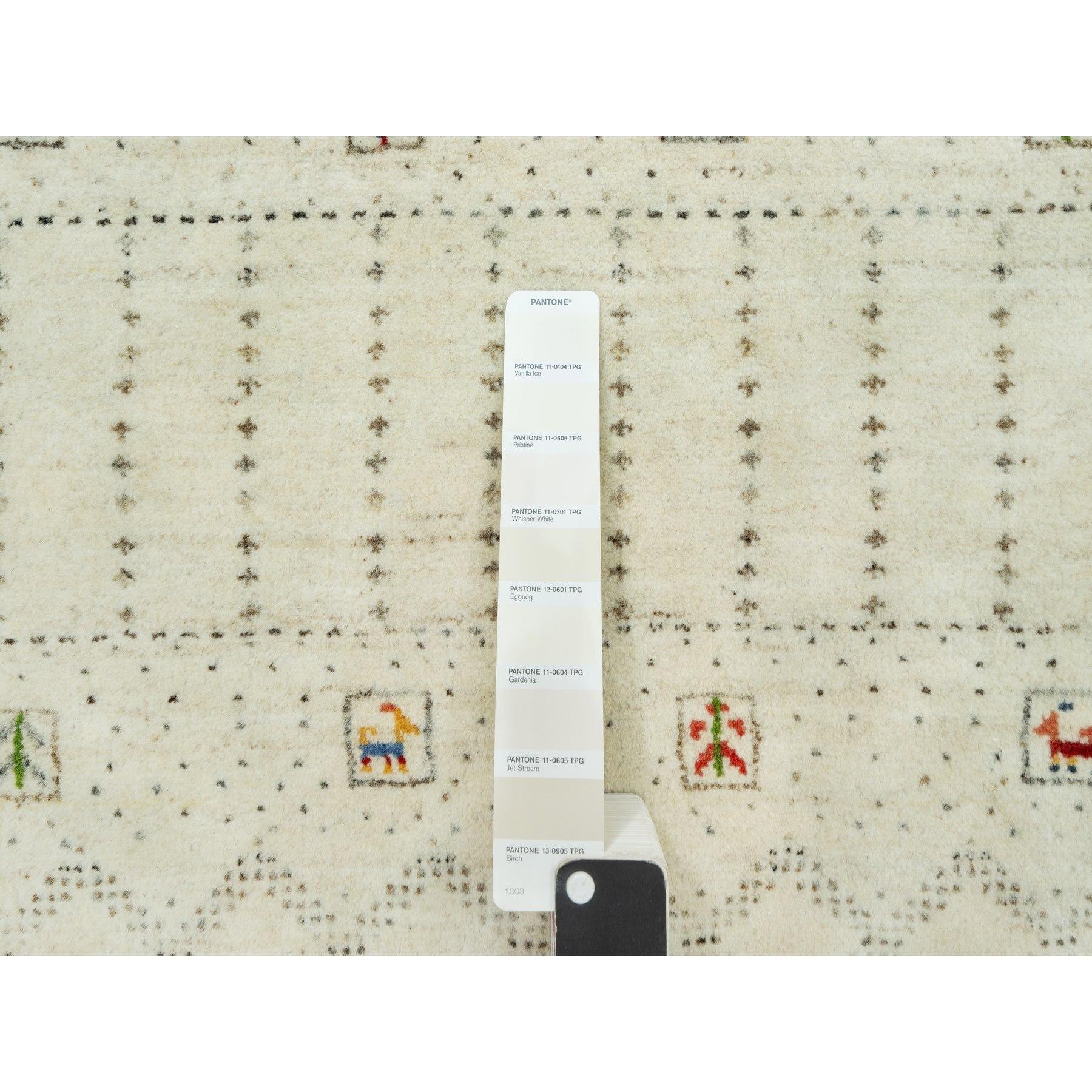 Handgeknüpfter Wollteppich in Weiß mit Tierfiguren im modernen Striae-Design 10'1