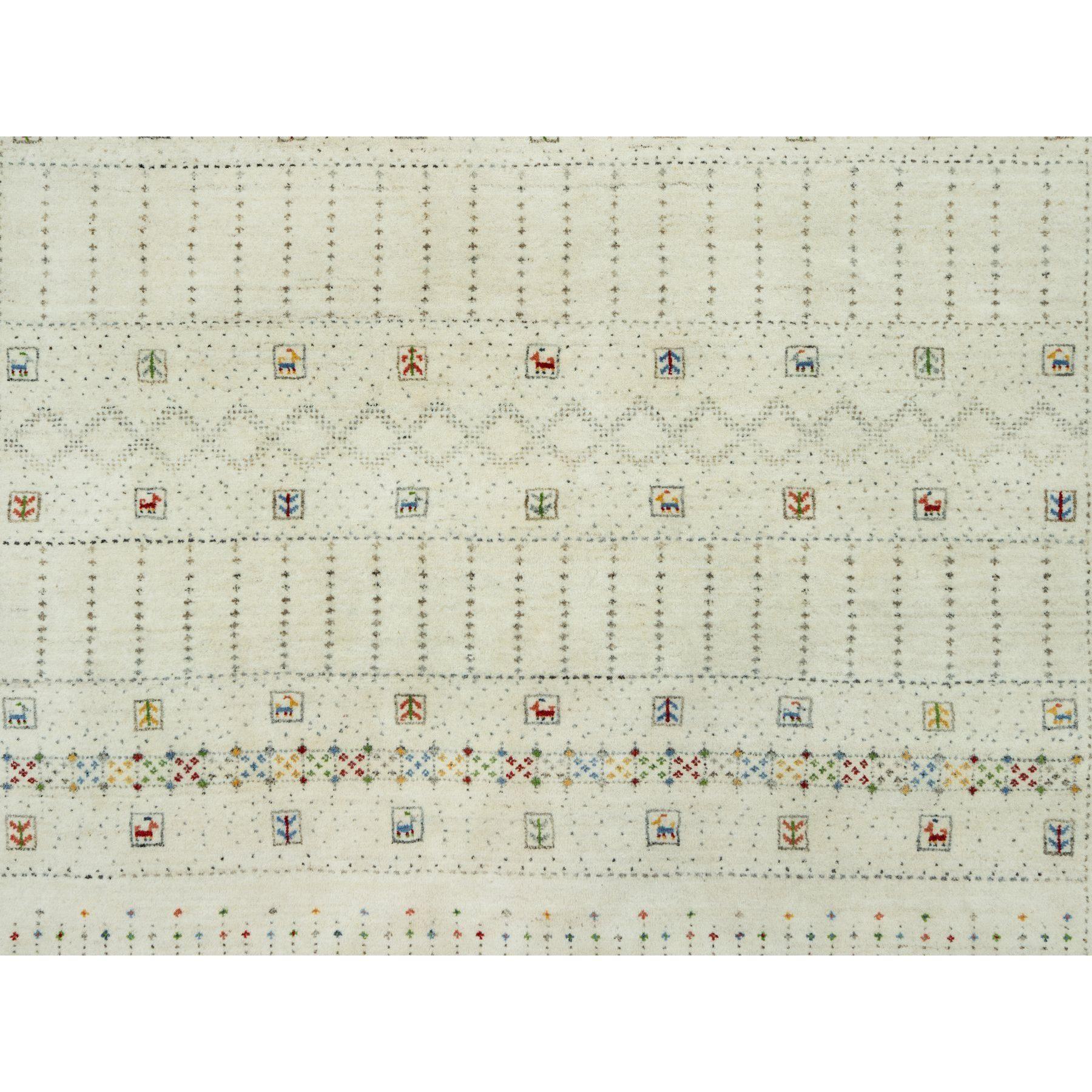 Handgeknüpfter Wollteppich in Weiß mit Tierfiguren im modernen Striae-Design 10'1
