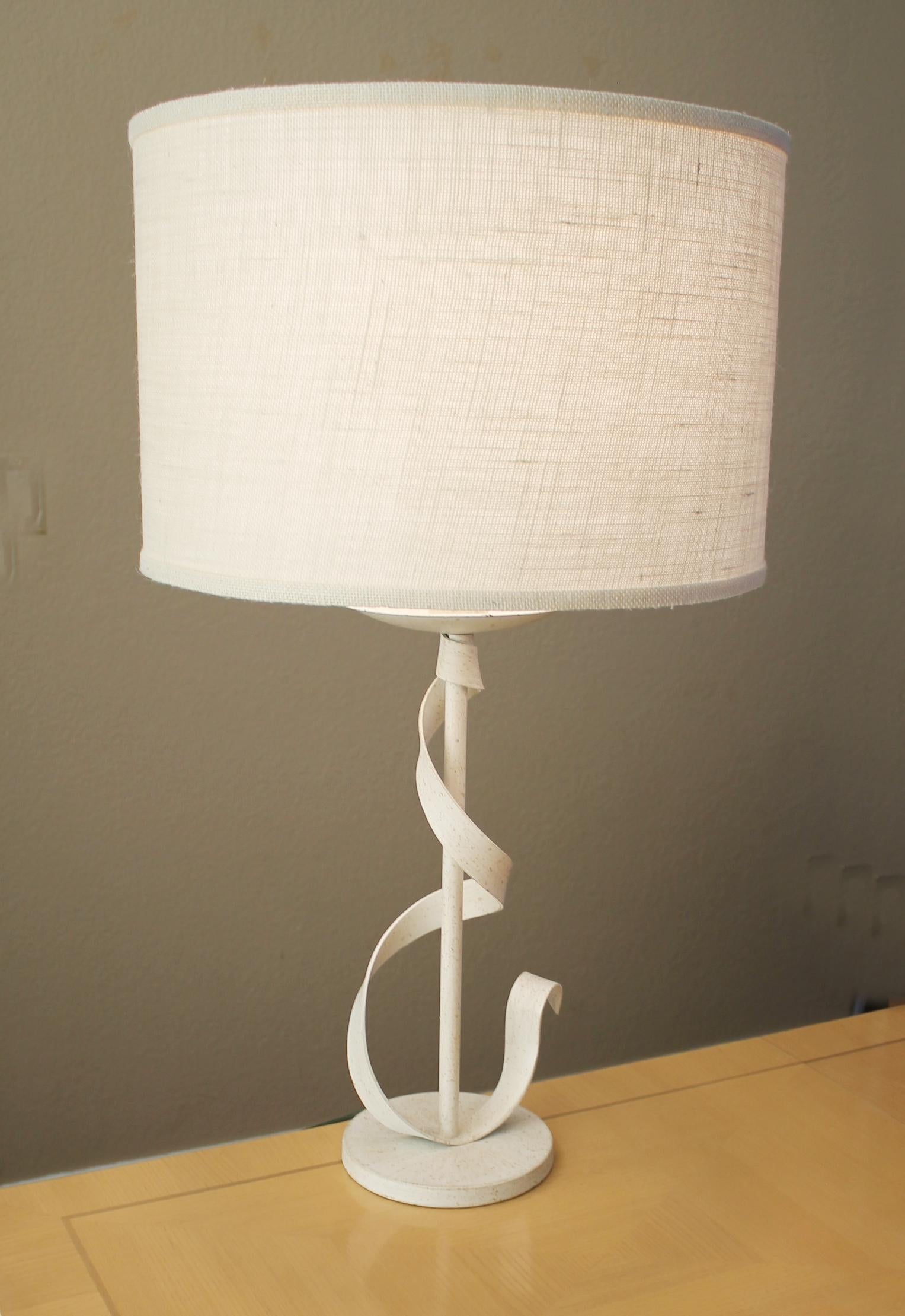 FABULEUX !

LAMPE DE TABLE MODERNISTE
DIFFUSEUR EN PLEXIGLAS ET ABAT-JOUR EN LIN
DANS LE STYLE DE TOMMI PARZINGER, CIRCA 1970

Dimensions : Environ 30