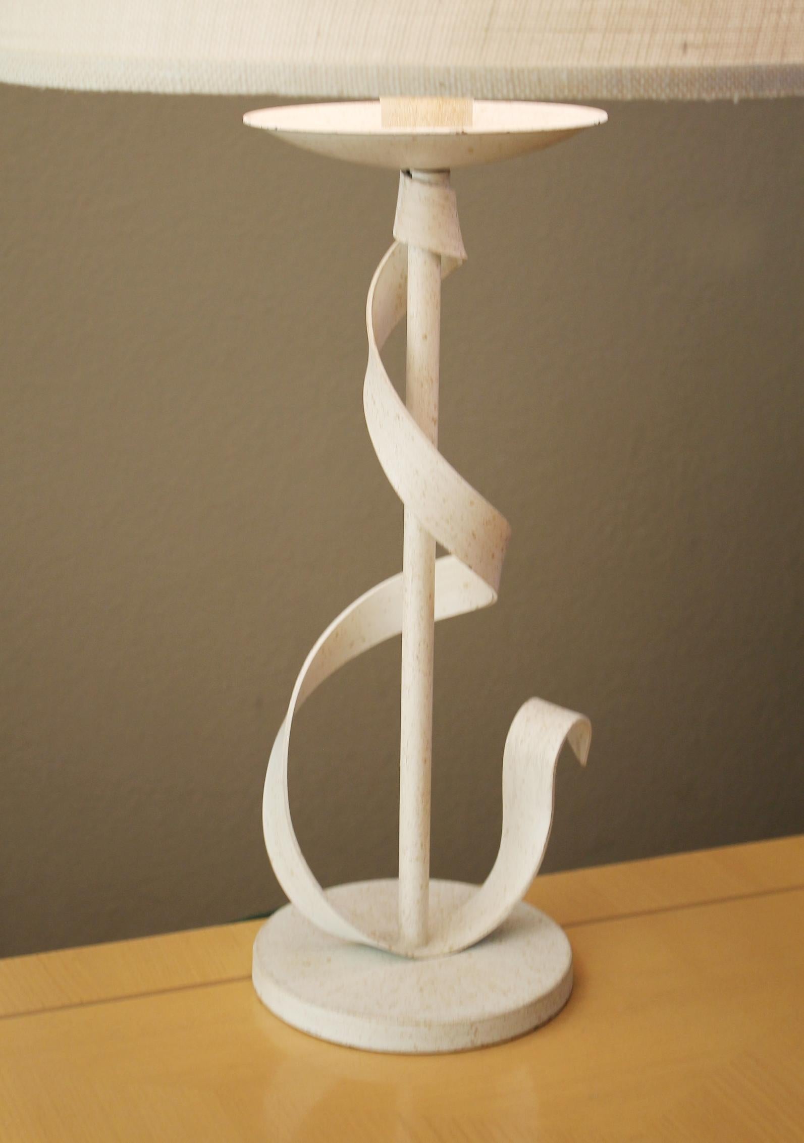 Moderne Lampe de table moderne blanche à ruban Circa 1980 Fine Art Lamps Studio Decor en vente