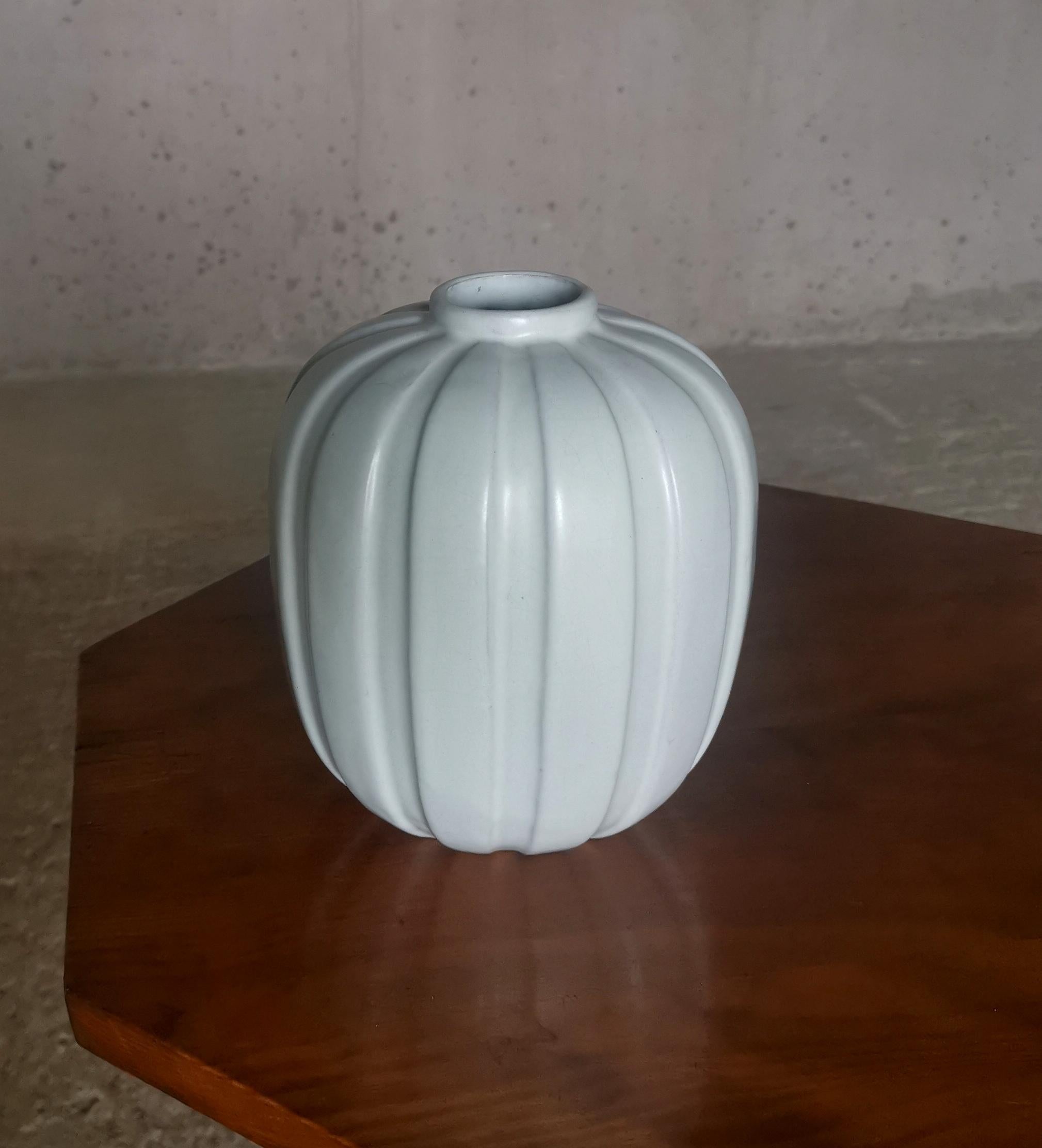 Vase moderniste Vicke Lindstrand en faïence blanche, par Upsala Ekeby Suède, années 1930 en vente 4