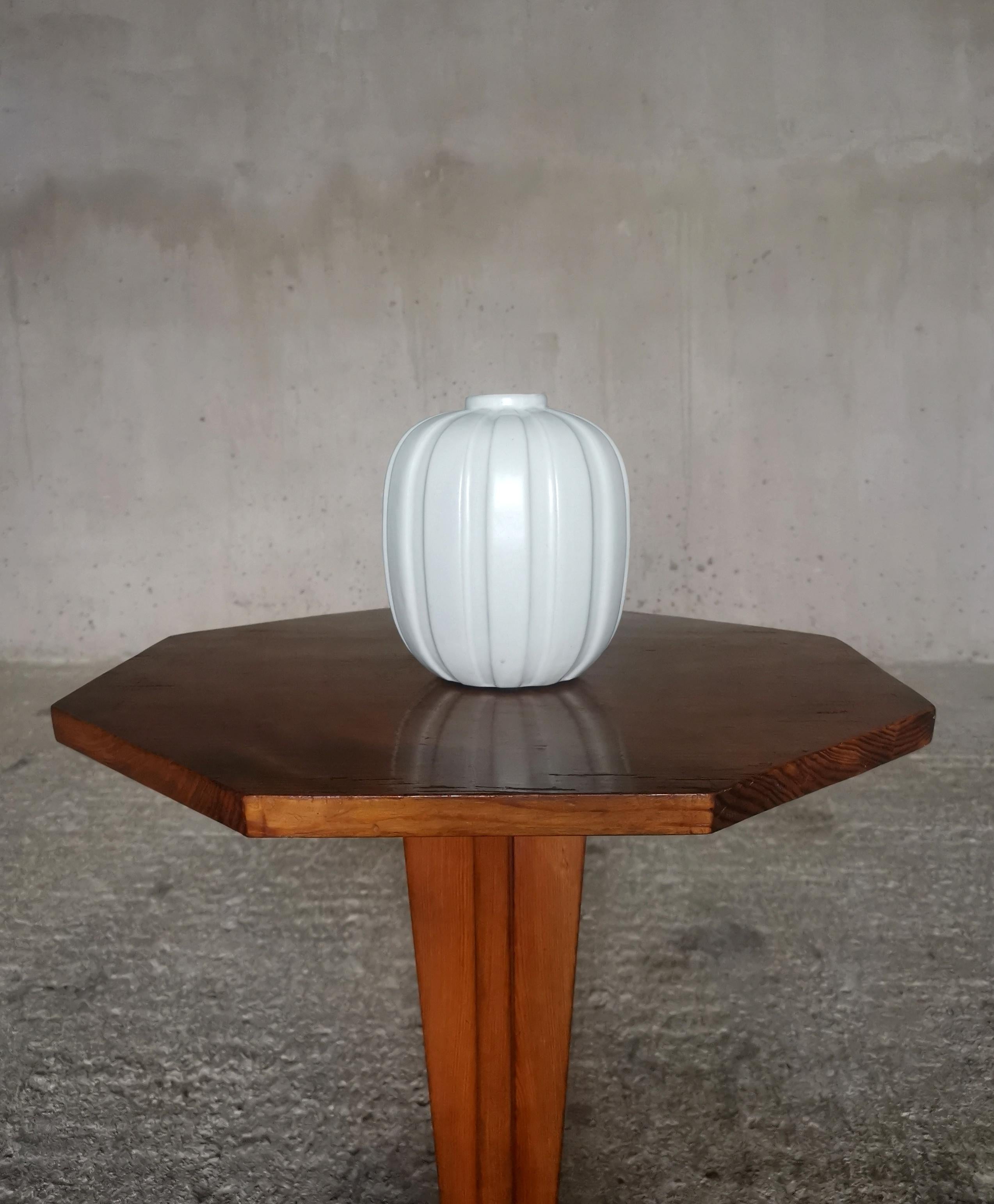 Scandinave moderne Vase moderniste Vicke Lindstrand en faïence blanche, par Upsala Ekeby Suède, années 1930 en vente