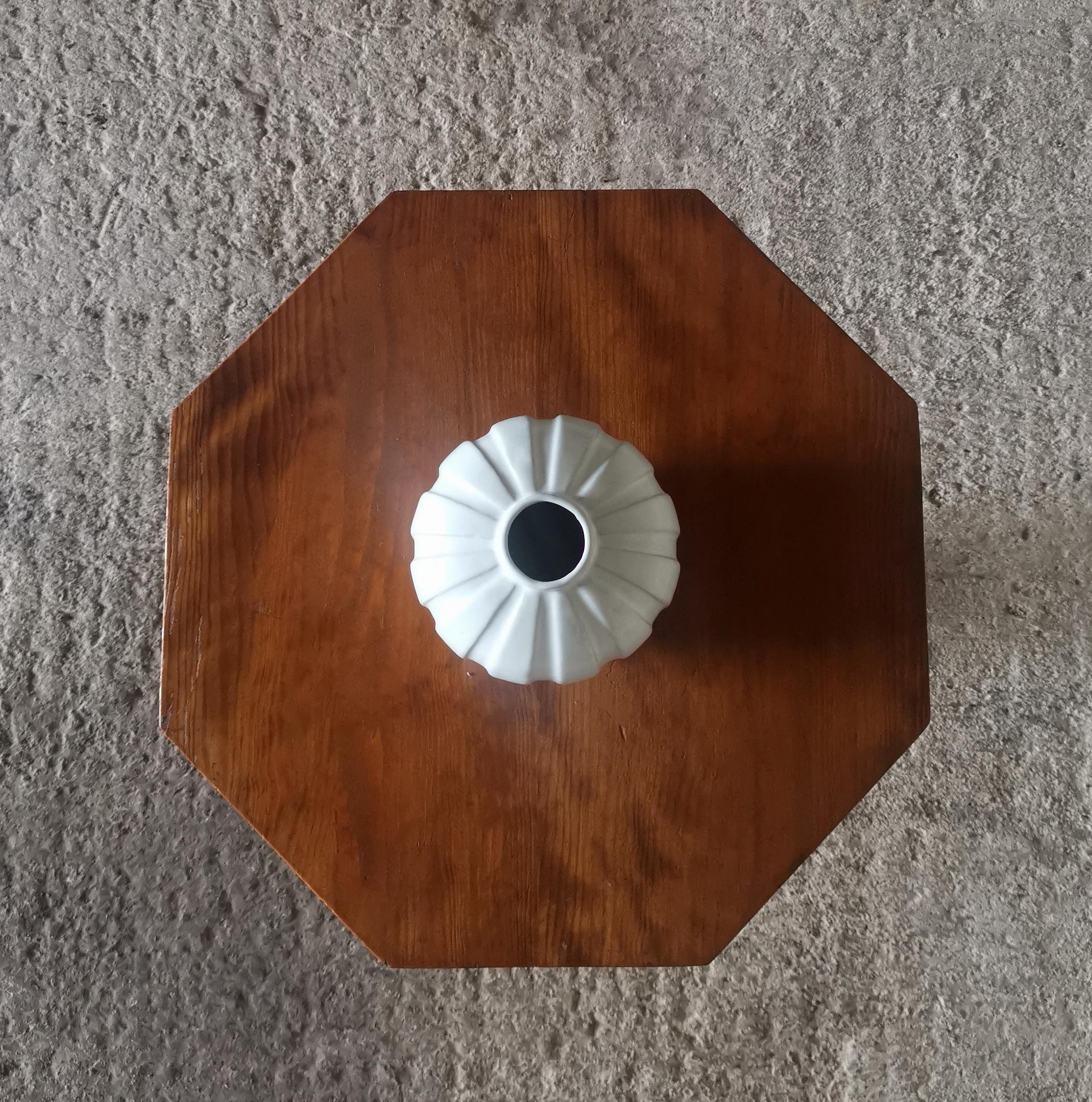 Vase moderniste Vicke Lindstrand en faïence blanche, par Upsala Ekeby Suède, années 1930 Bon état - En vente à Ystad, SE