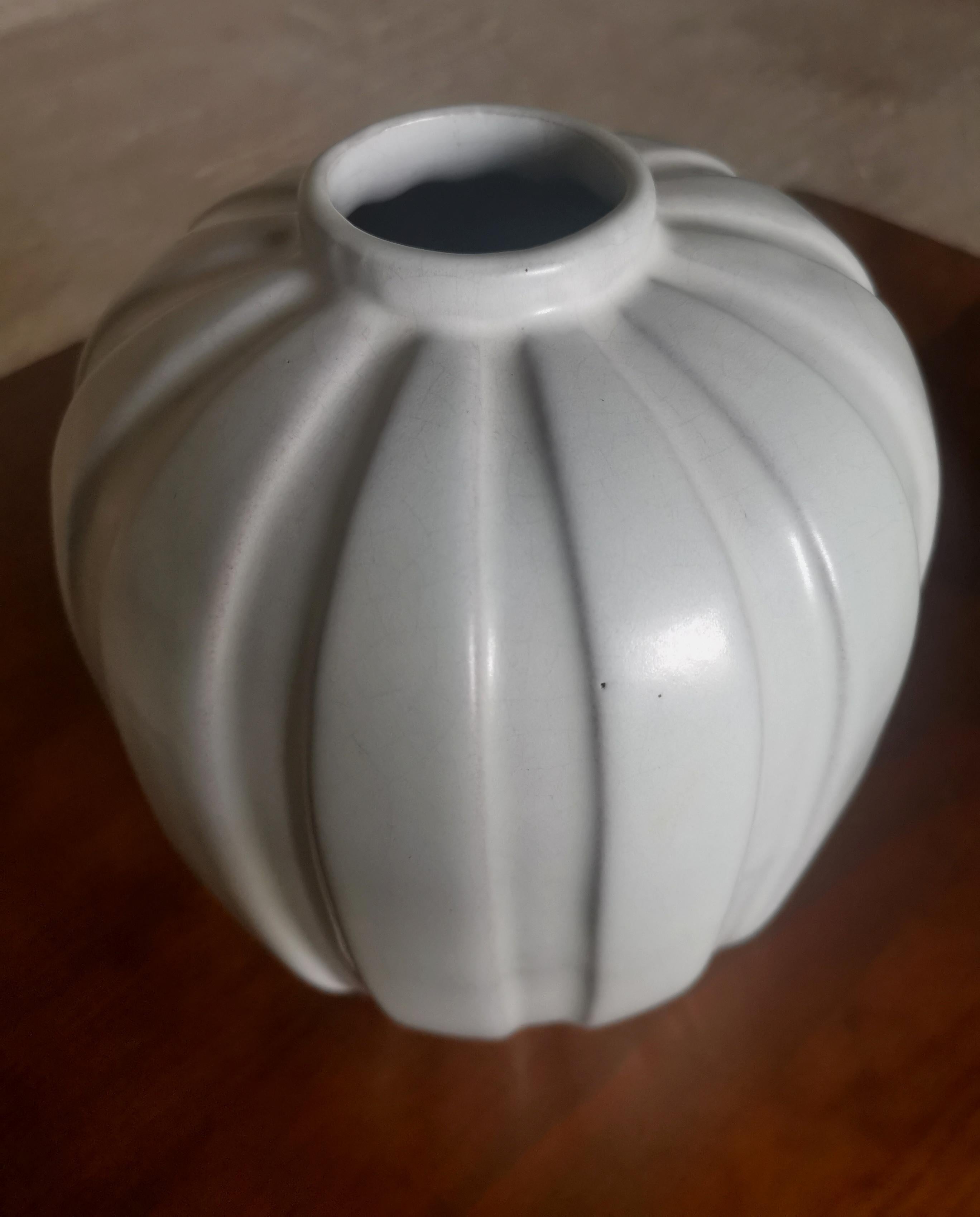 Milieu du XXe siècle Vase moderniste Vicke Lindstrand en faïence blanche, par Upsala Ekeby Suède, années 1930 en vente