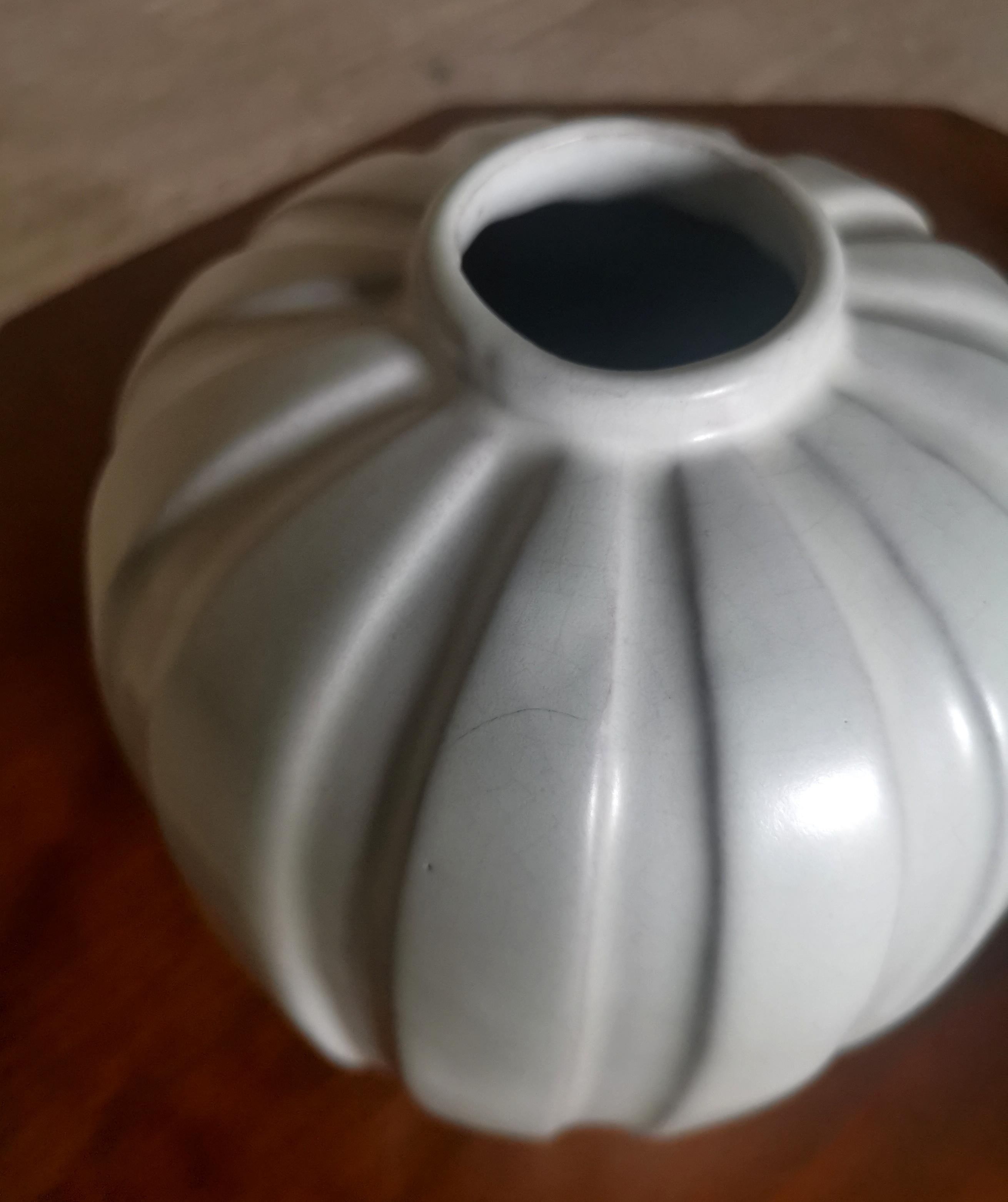Poterie Vase moderniste Vicke Lindstrand en faïence blanche, par Upsala Ekeby Suède, années 1930 en vente