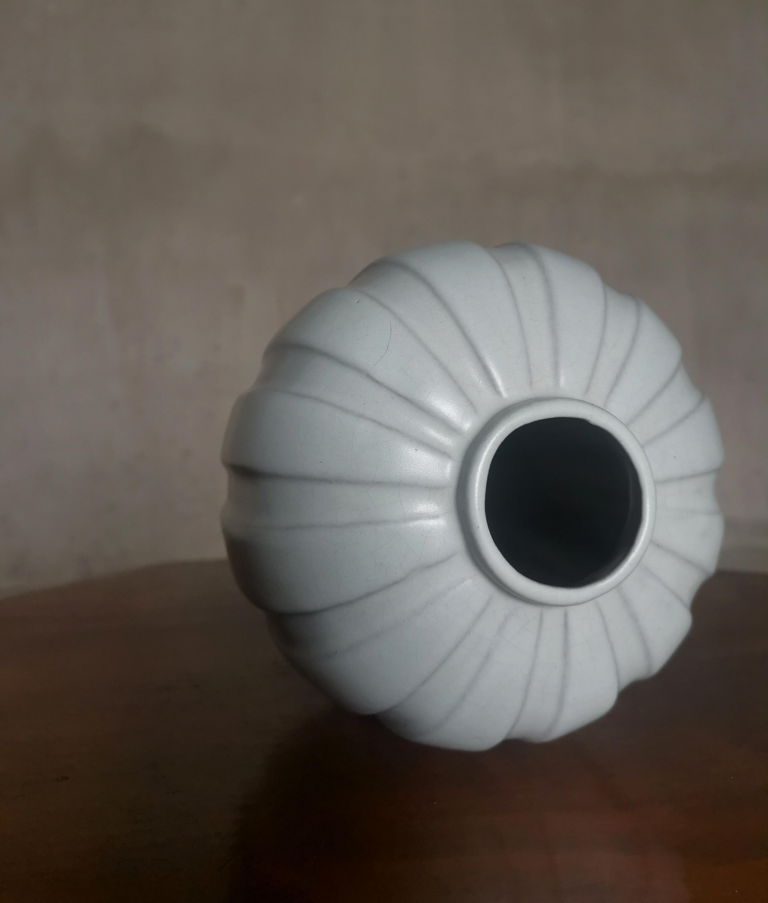Vase moderniste Vicke Lindstrand en faïence blanche, par Upsala Ekeby Suède, années 1930 en vente 1