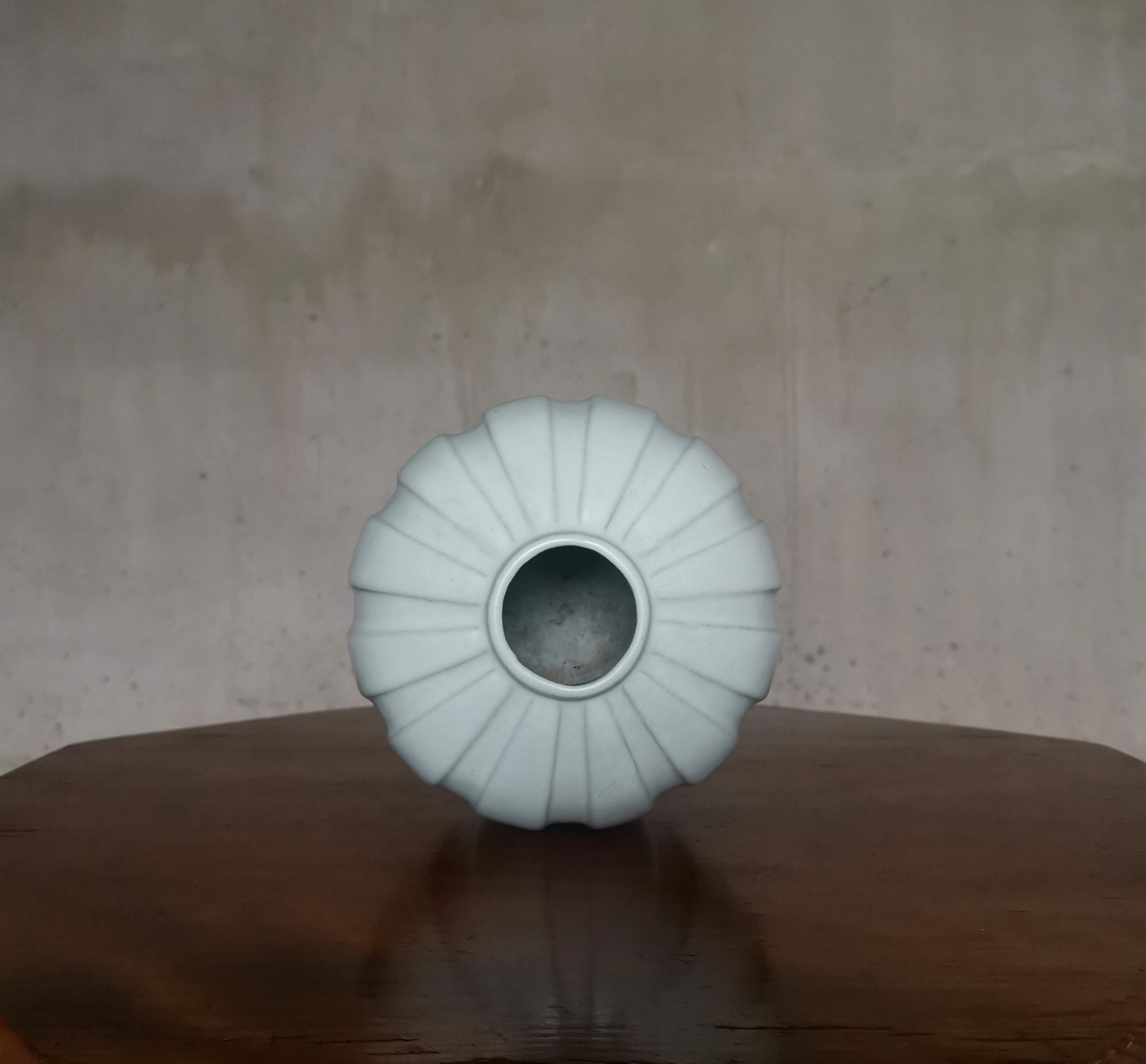 Vase moderniste Vicke Lindstrand en faïence blanche, par Upsala Ekeby Suède, années 1930 en vente 2